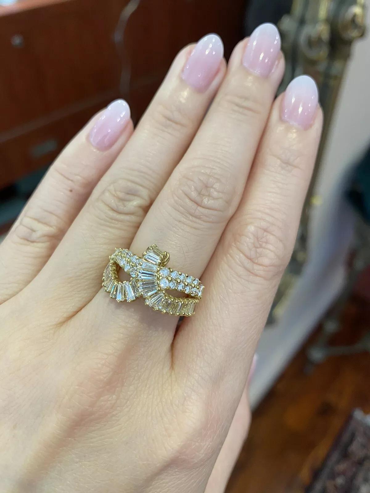Round and Baguette Diamond Crossover Band Ring in 18K Yellow Gold In Excellent Condition For Sale In La Jolla, CA