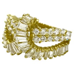 Runder und Baguette-Diamant-Crossover-Ring aus 18 Karat Gelbgold