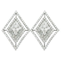 Clous d'oreilles géométriques en or blanc 18 carats sertis de diamants ronds et baguettes