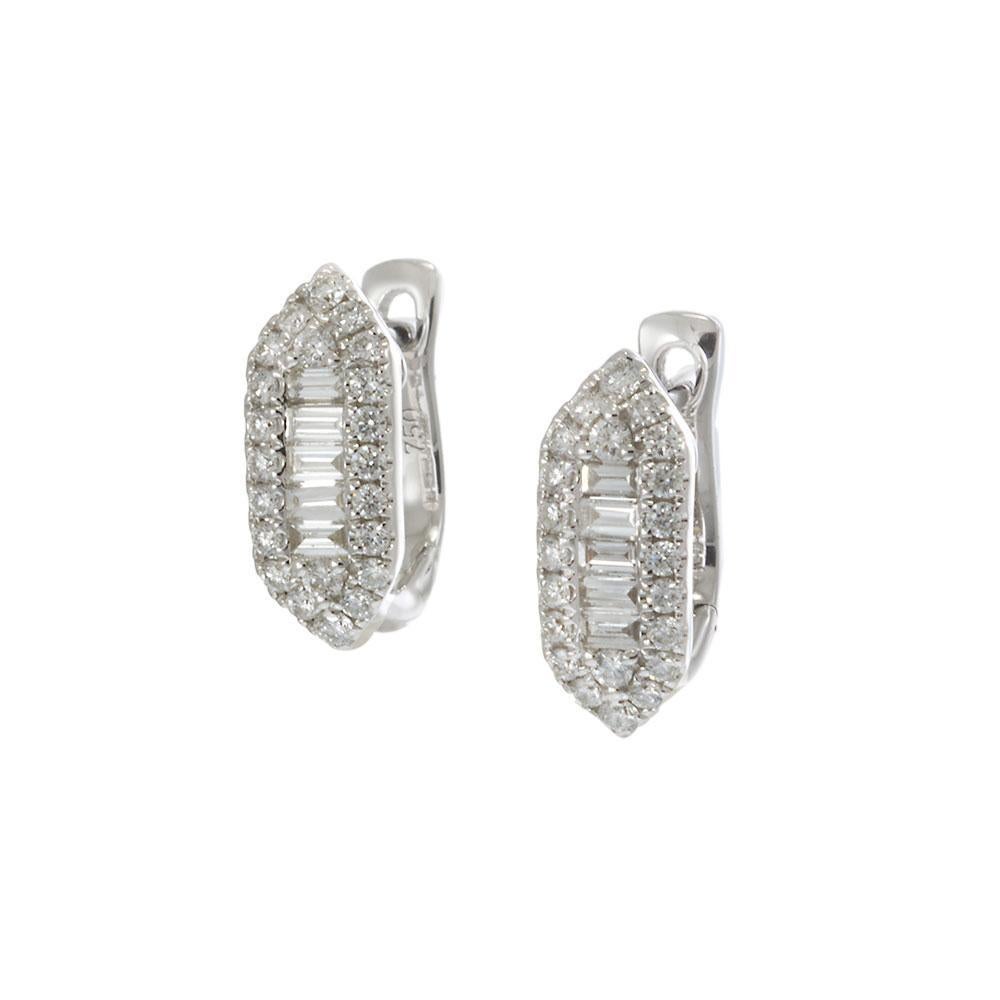 Taglio rotondo Orecchini Huggie con diamanti tondi e a baguette in oro bianco 18KT in vendita