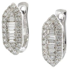 Orecchini Huggie con diamanti tondi e a baguette in oro bianco 18KT