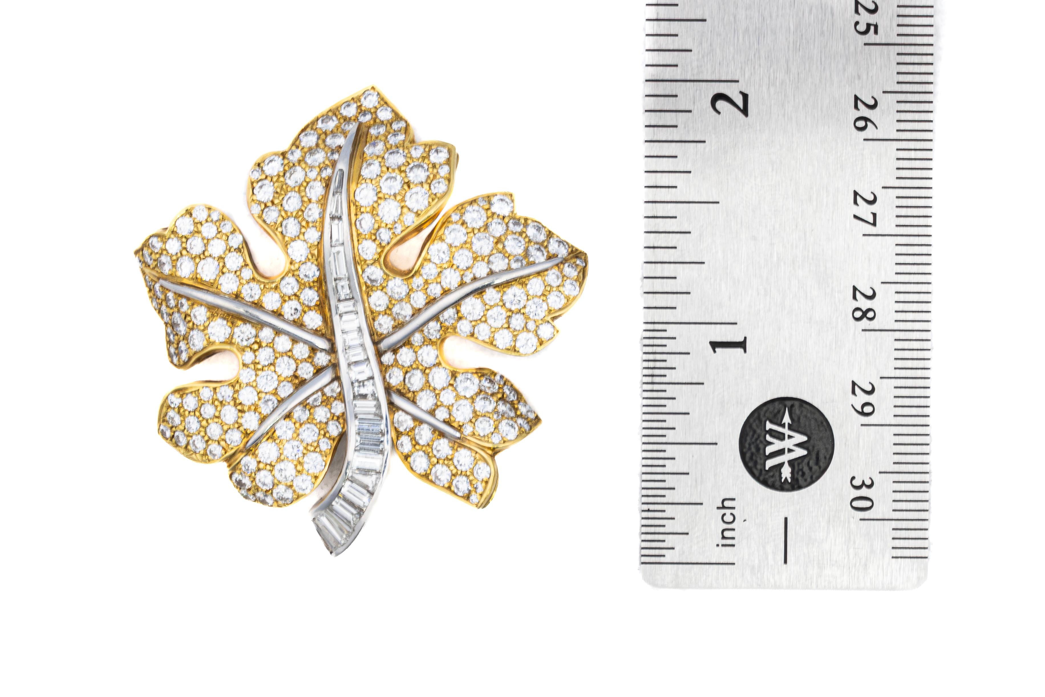 Runde und Baguette-Diamant-Blatt-Brosche (Rundschliff) im Angebot