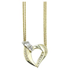 Collier avec pendentif en forme de coeur ouvert en diamants ronds et baguettes avec double chaîne en corde