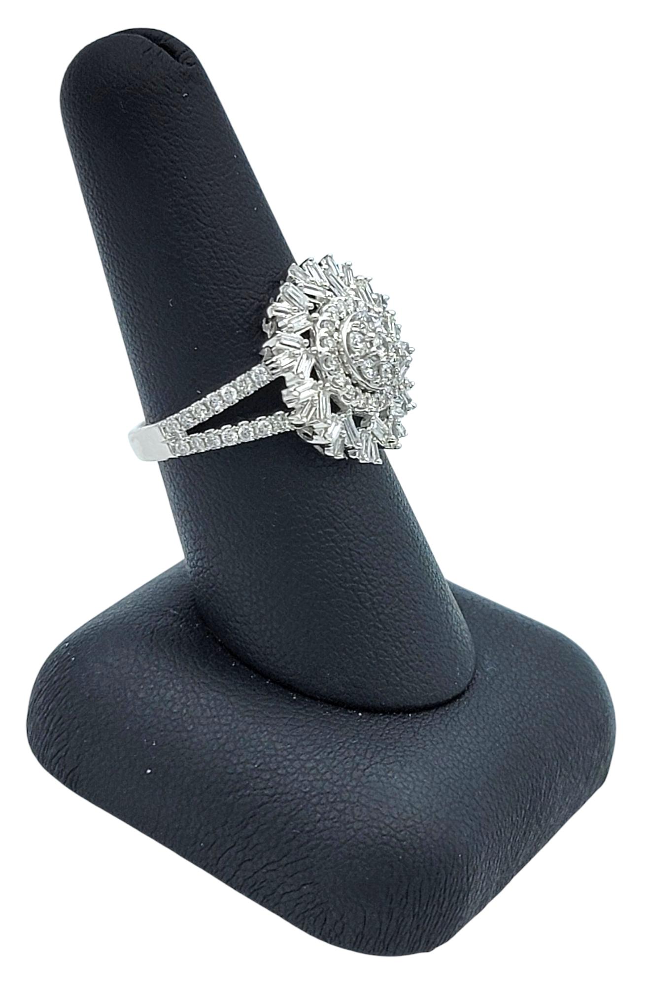 Runder und Baguette-Diamant-Cluster-Cocktailring aus 14 Karat Weißgold mit geteiltem Schaft im Angebot 4