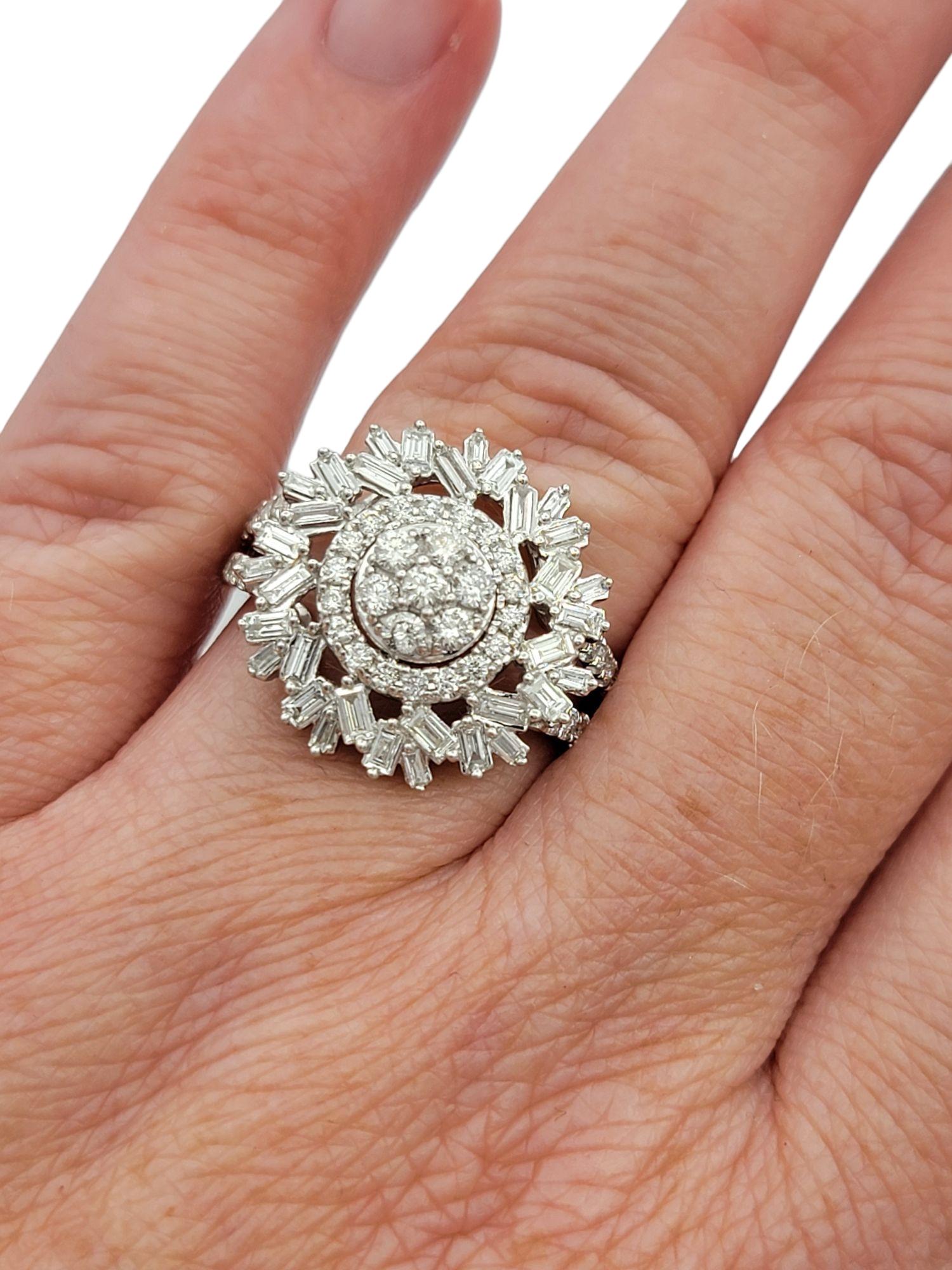 Runder und Baguette-Diamant-Cluster-Cocktailring aus 14 Karat Weißgold mit geteiltem Schaft im Angebot 6