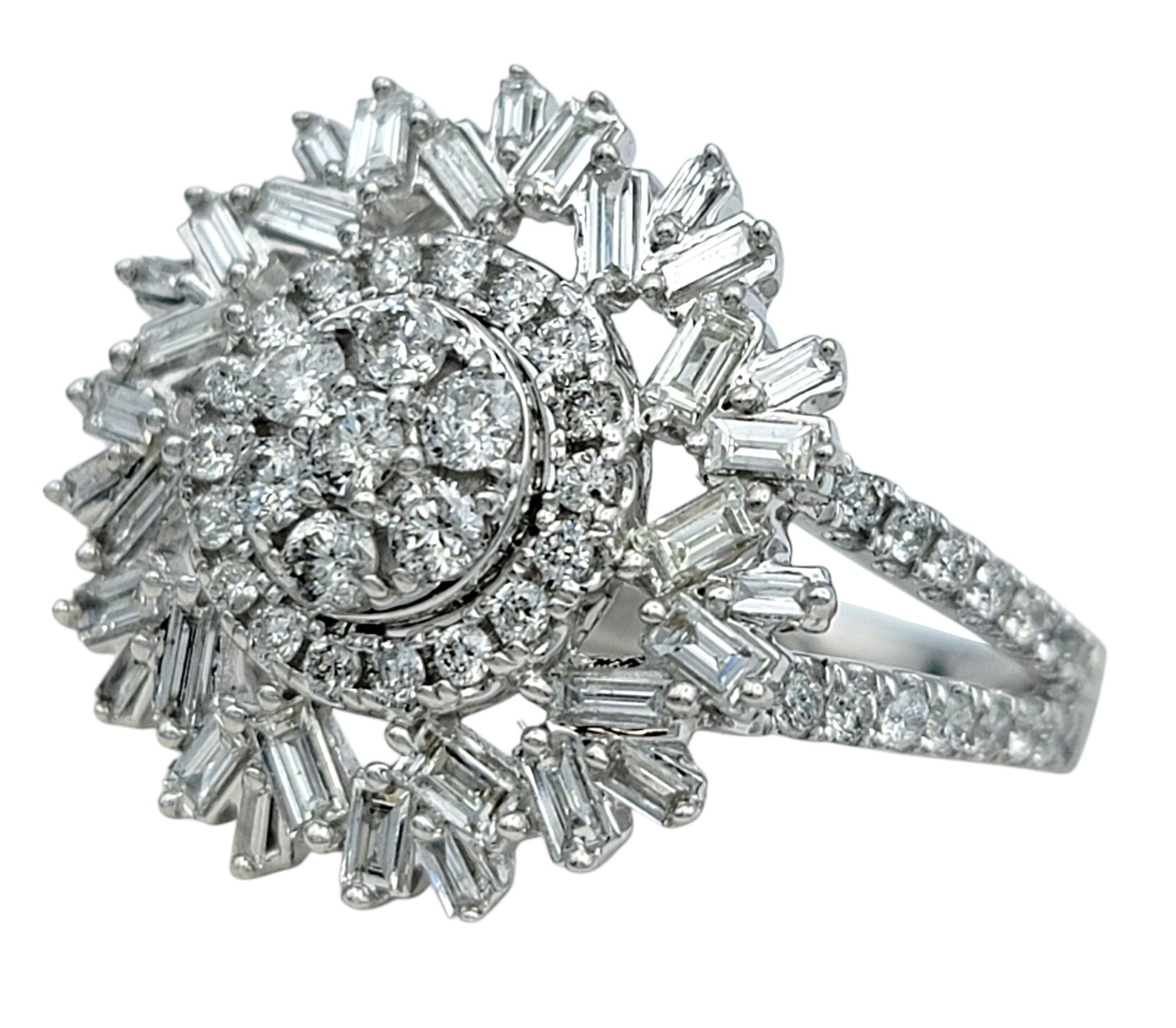 Ringgröße: 8

Dieser schillernde Ring ist aus 14-karätigem Weißgold gefertigt und besticht durch seine filigrane Anordnung von Diamanten im Rund- und Baguetteschliff. Die geschichtete Diamantenkomposition bildet ein auffälliges Clustermotiv, das dem