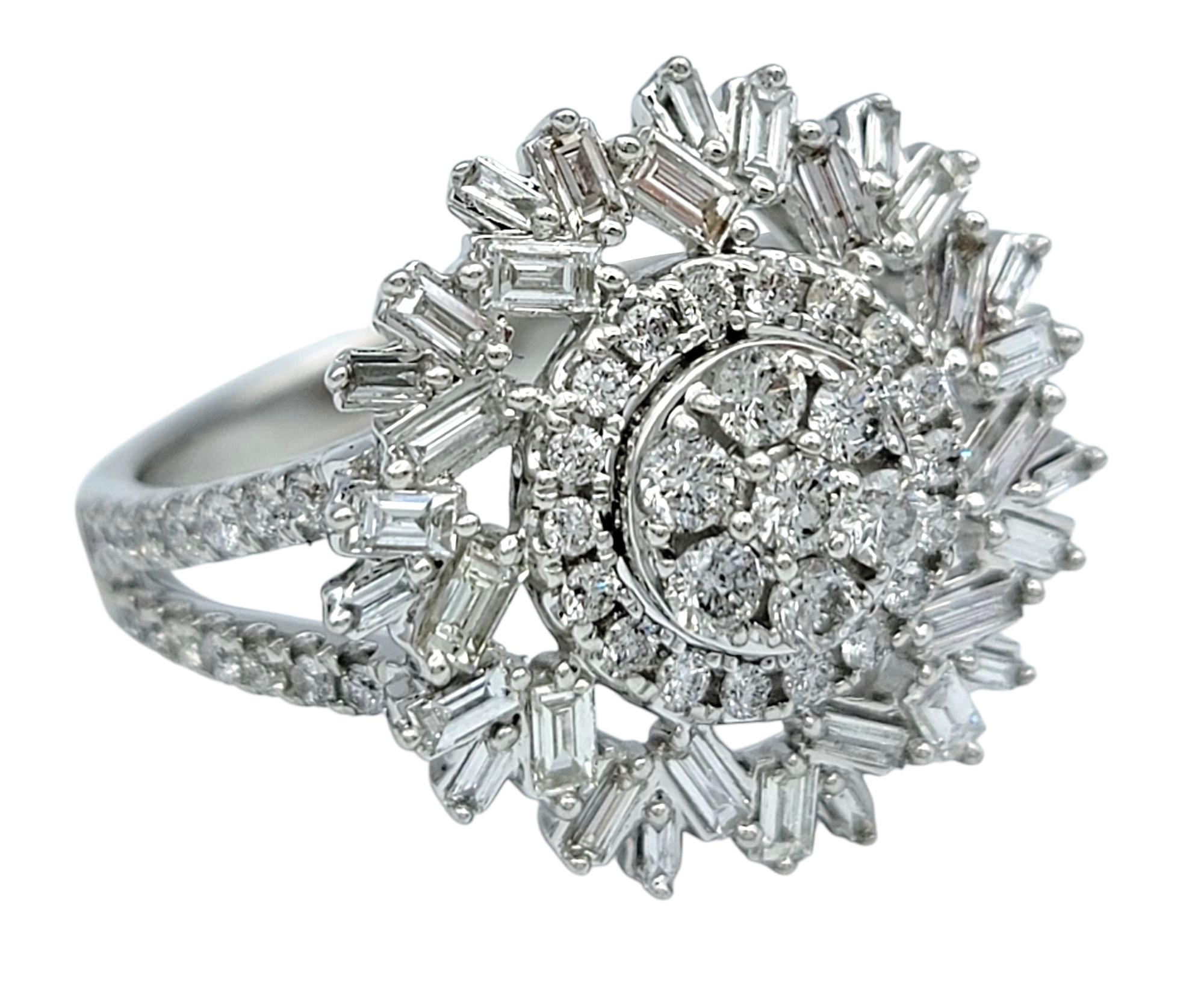 Runder und Baguette-Diamant-Cluster-Cocktailring aus 14 Karat Weißgold mit geteiltem Schaft (Zeitgenössisch) im Angebot
