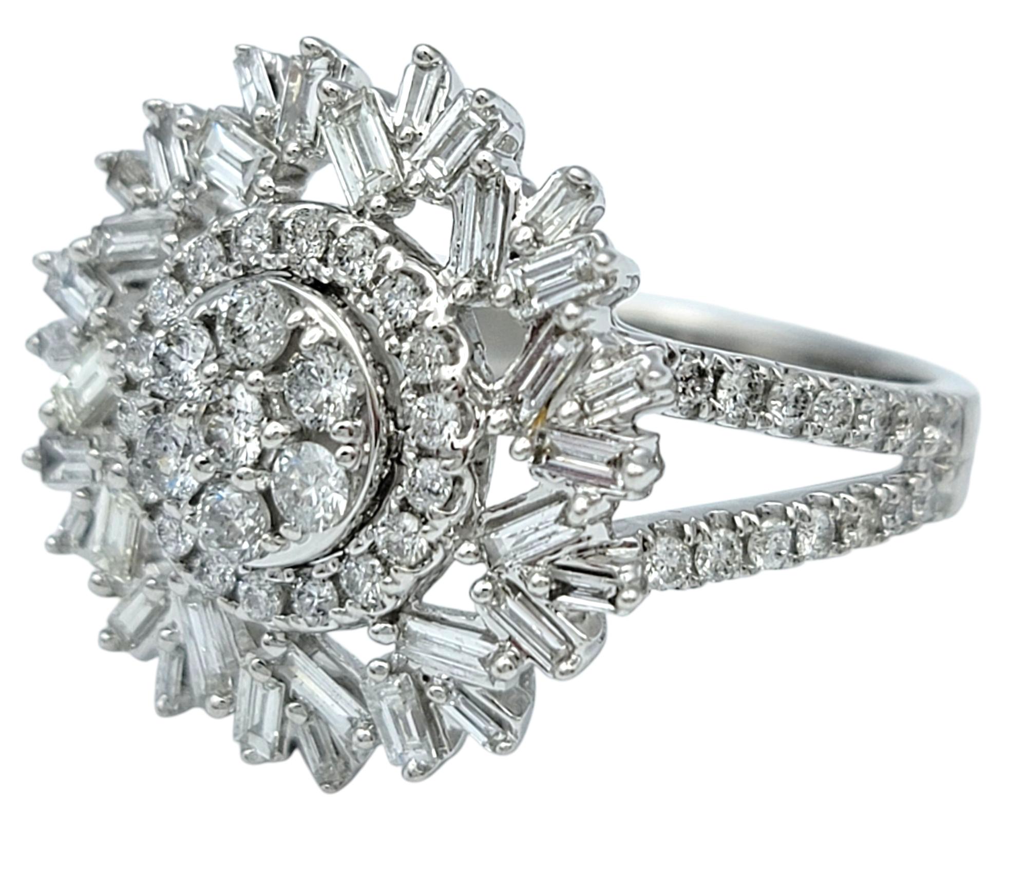 Runder und Baguette-Diamant-Cluster-Cocktailring aus 14 Karat Weißgold mit geteiltem Schaft (Rundschliff) im Angebot