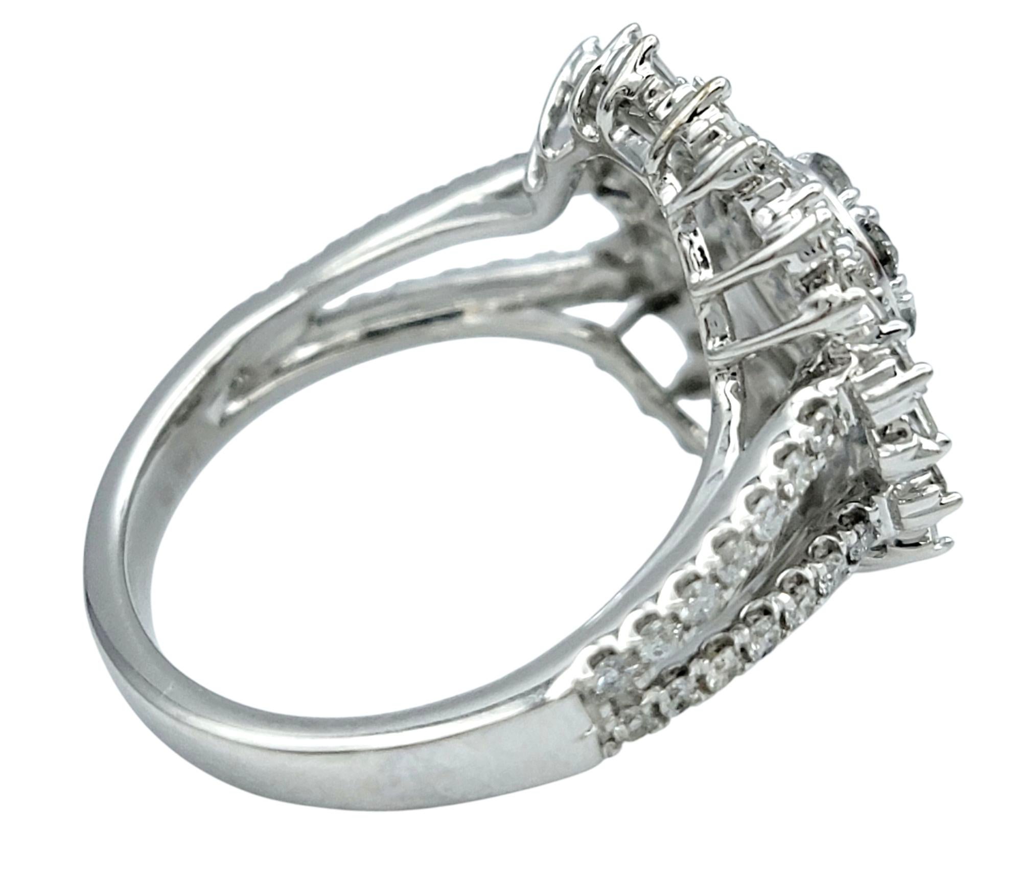 Runder und Baguette-Diamant-Cluster-Cocktailring aus 14 Karat Weißgold mit geteiltem Schaft im Zustand „Gut“ im Angebot in Scottsdale, AZ