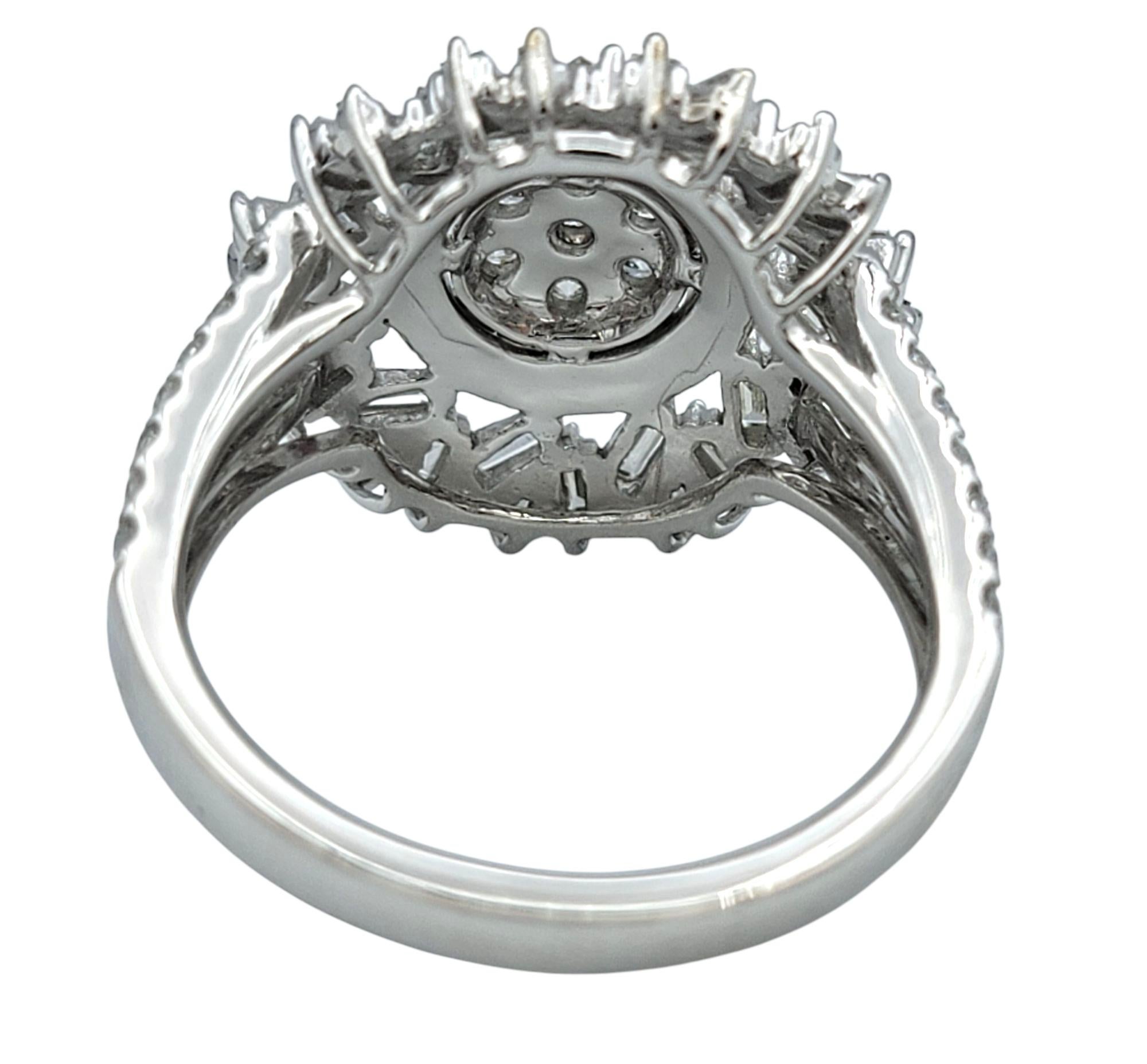 Runder und Baguette-Diamant-Cluster-Cocktailring aus 14 Karat Weißgold mit geteiltem Schaft Damen im Angebot