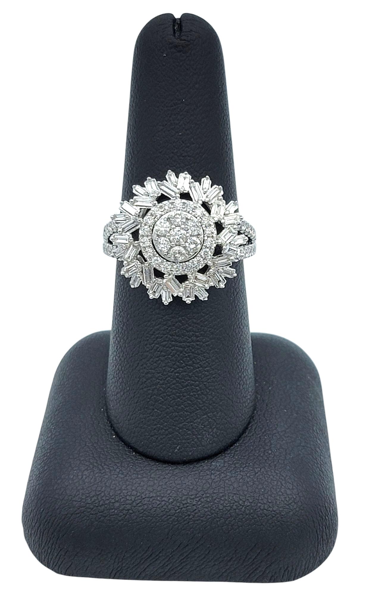 Runder und Baguette-Diamant-Cluster-Cocktailring aus 14 Karat Weißgold mit geteiltem Schaft im Angebot 3