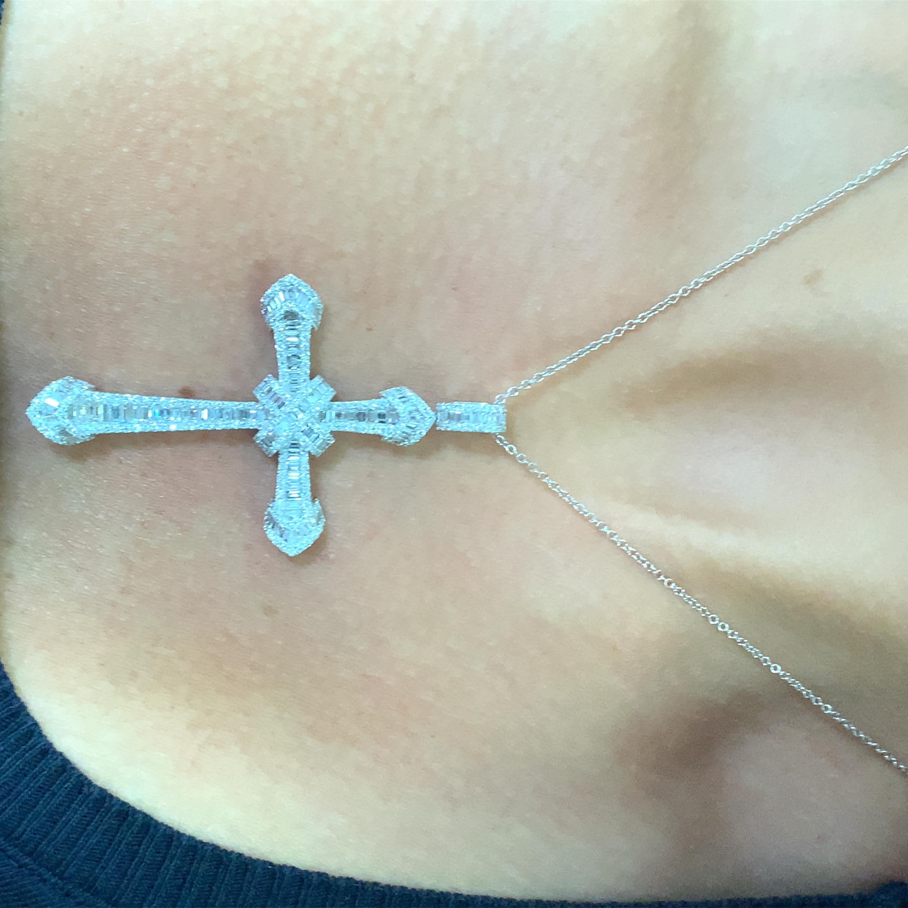 Taglio baguette Collana con diamanti rotondi e baguette srt deco a goccia grande in oro bianco 18 carati in vendita