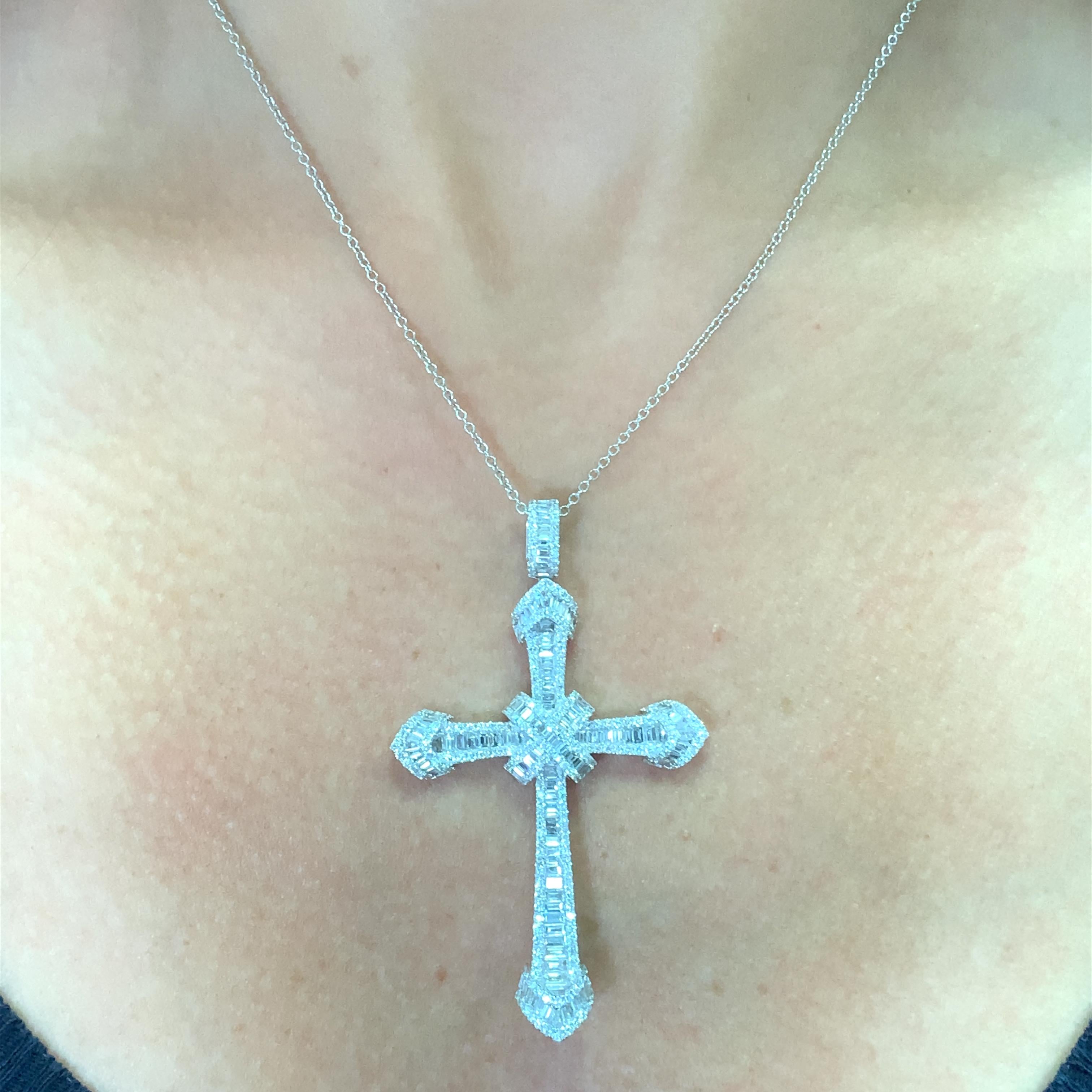 Collana con diamanti rotondi e baguette srt deco a goccia grande in oro bianco 18 carati In condizioni Nuovo in vendita a London, GB