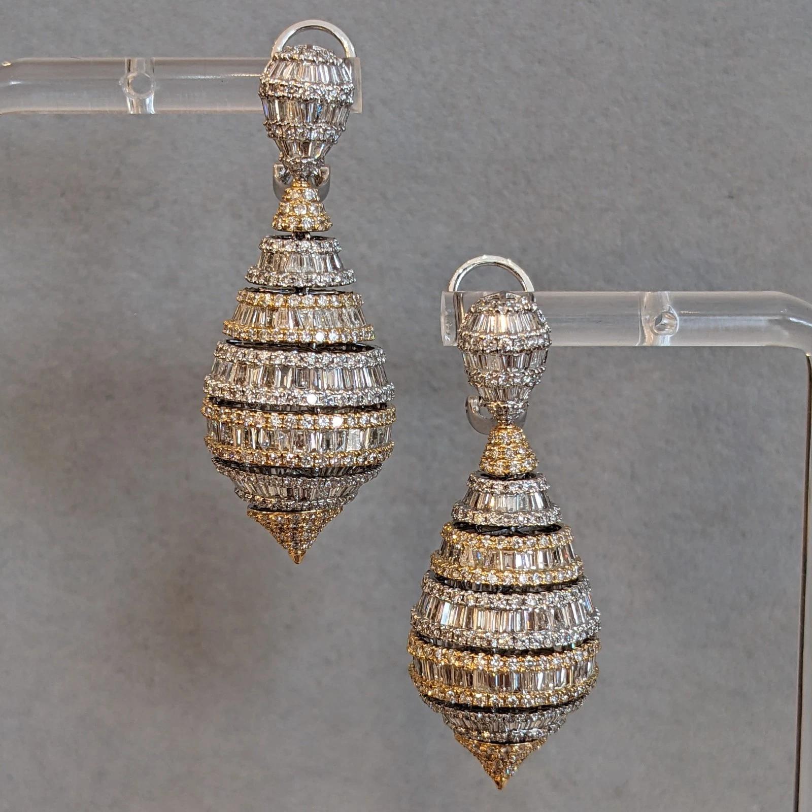 Taglio baguette Orecchini a goccia con diamanti rotondi e baguette 11,00 cttw in oro 18k in vendita