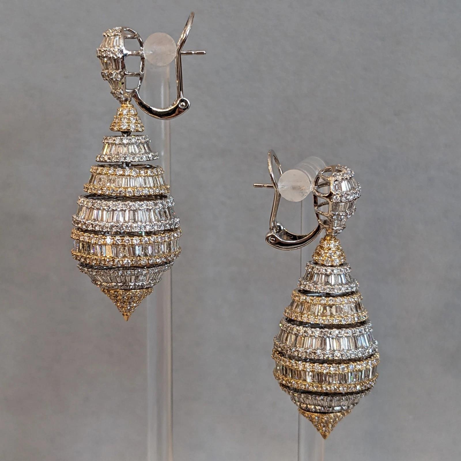 Orecchini a goccia con diamanti rotondi e baguette 11,00 cttw in oro 18k In condizioni ottime in vendita a La Jolla, CA