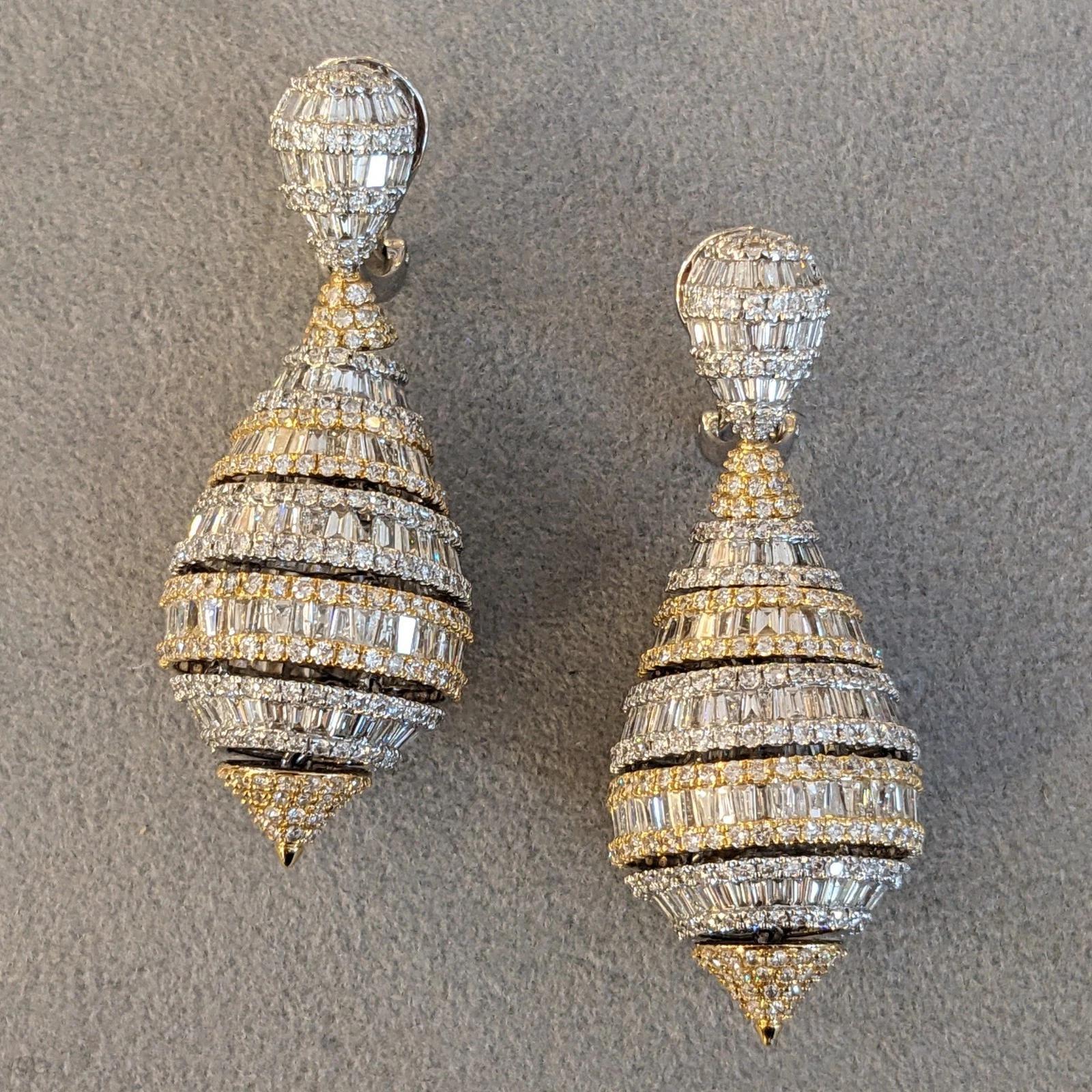 Donna Orecchini a goccia con diamanti rotondi e baguette 11,00 cttw in oro 18k in vendita