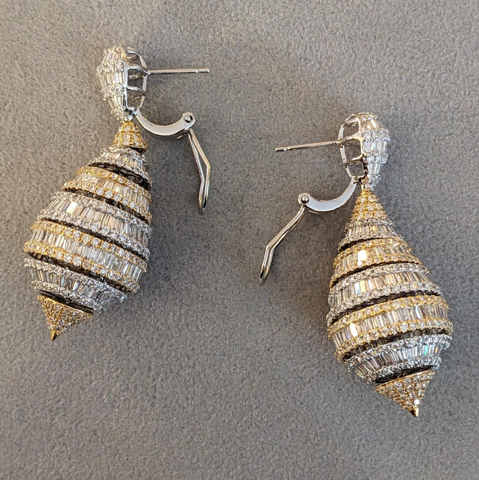 Orecchini a goccia con diamanti rotondi e baguette 11,00 cttw in oro 18k in vendita 1