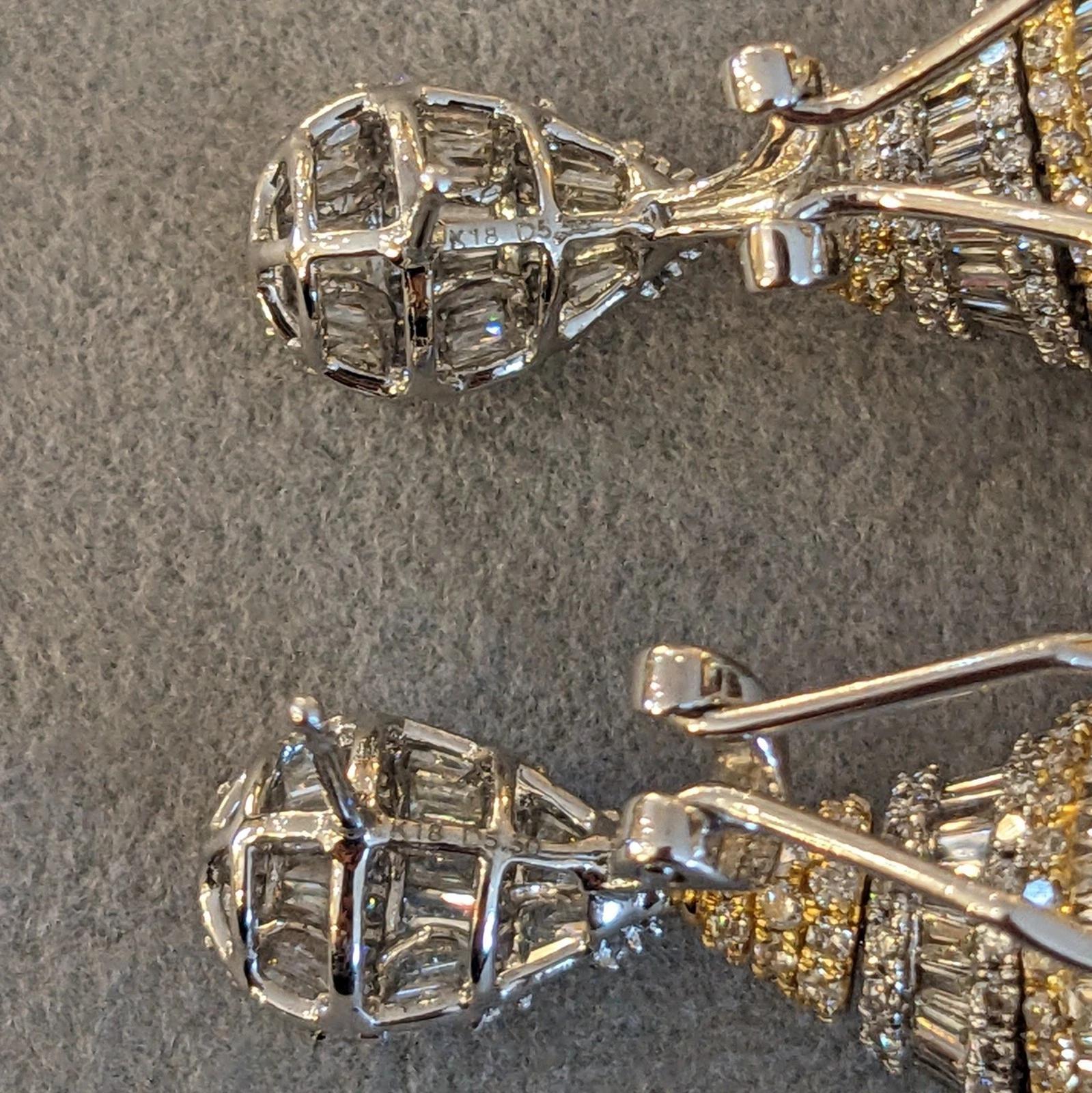 Orecchini a goccia con diamanti rotondi e baguette 11,00 cttw in oro 18k in vendita 2