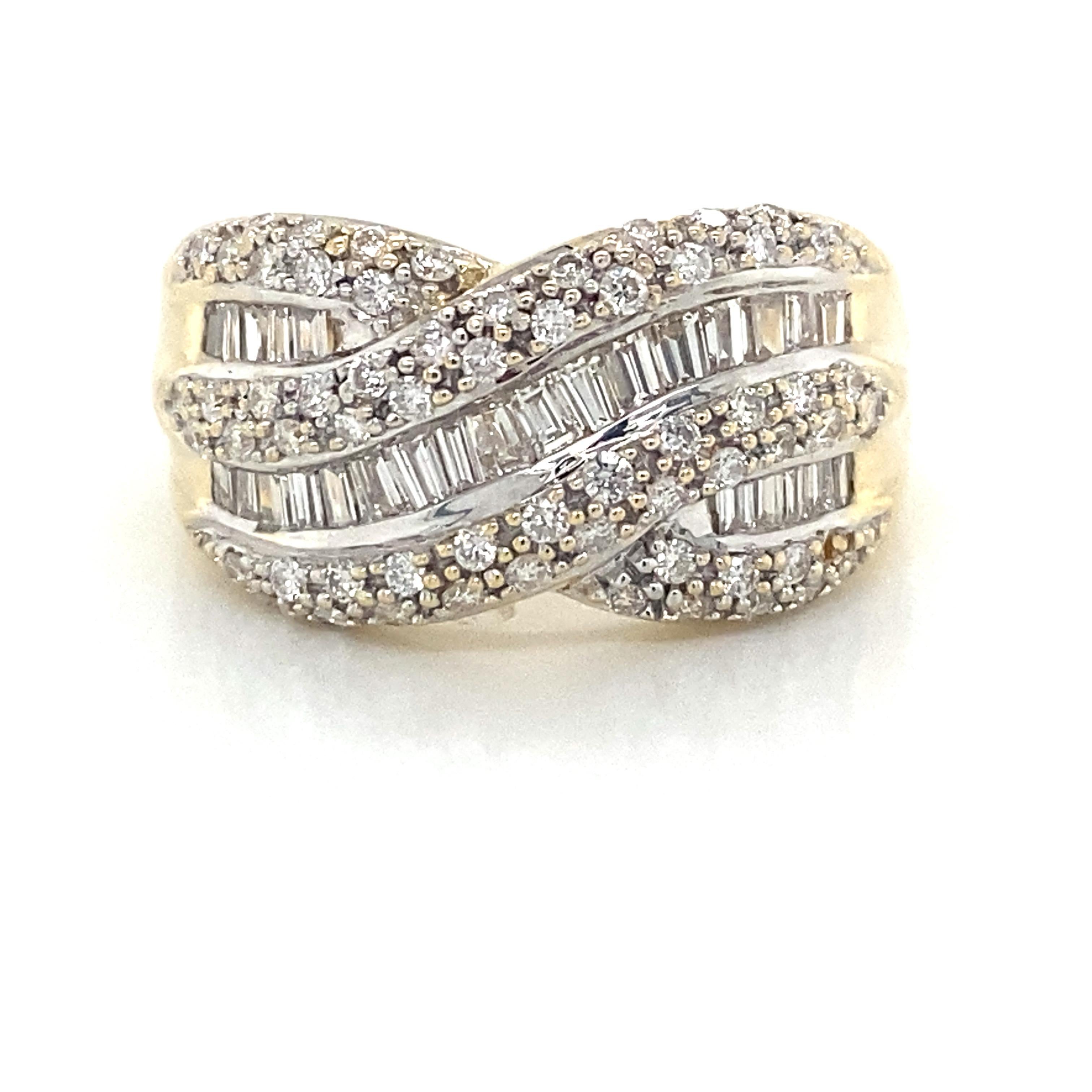 Runder und Baguette-Diamant-Drehring aus 14K zweifarbigem Gold.  (91) Runde Diamanten im Brillant- und Baguetteschliff mit einem Gesamtgewicht von 1,70 Karat, Farbe H-J und Reinheit VS-I1 sind fachmännisch gefasst.  Der Ring misst 1/2 Zoll in der
