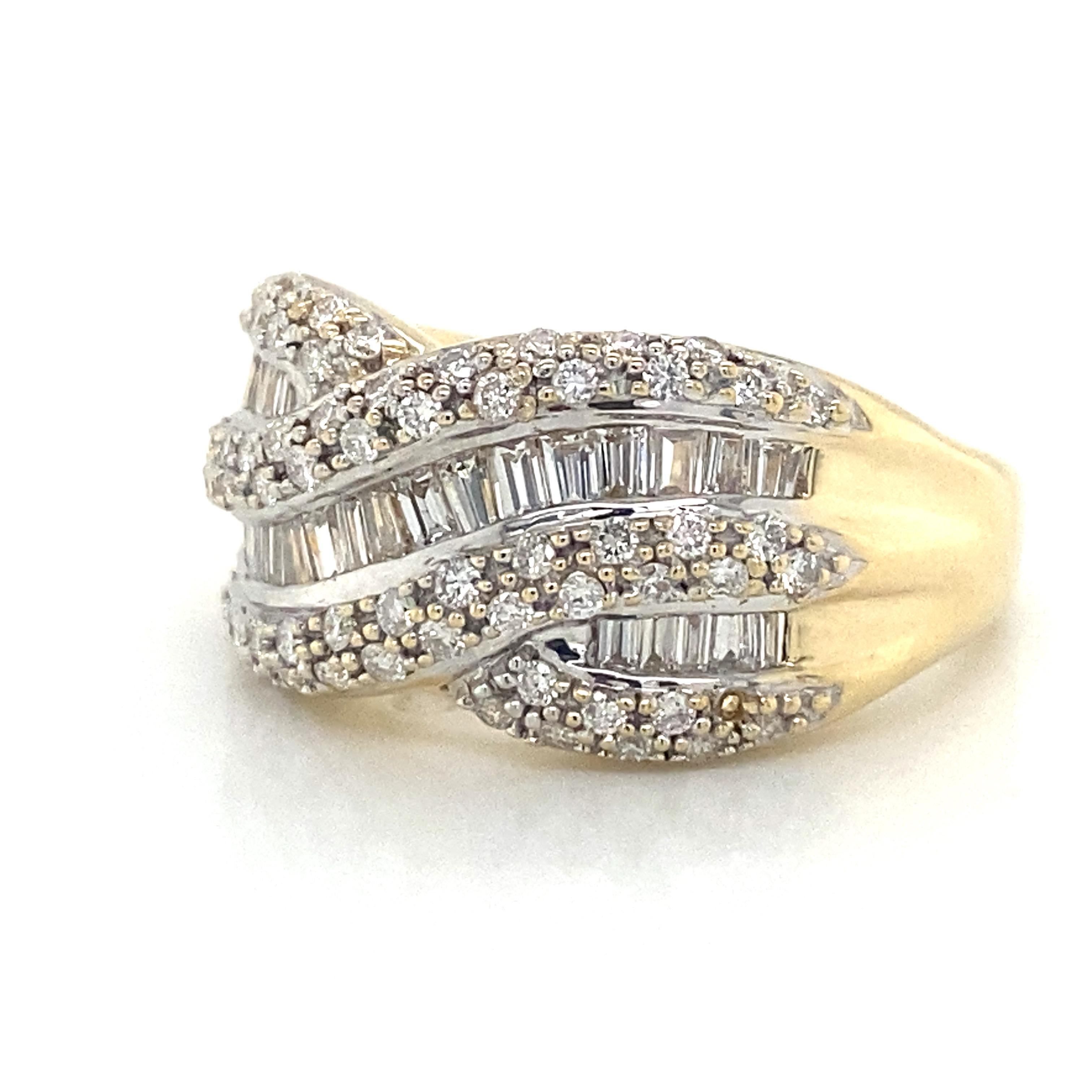 Runder und Baguette-Diamant-Twist-Ring aus 14K zweifarbigem Gold (Baguetteschliff) im Angebot