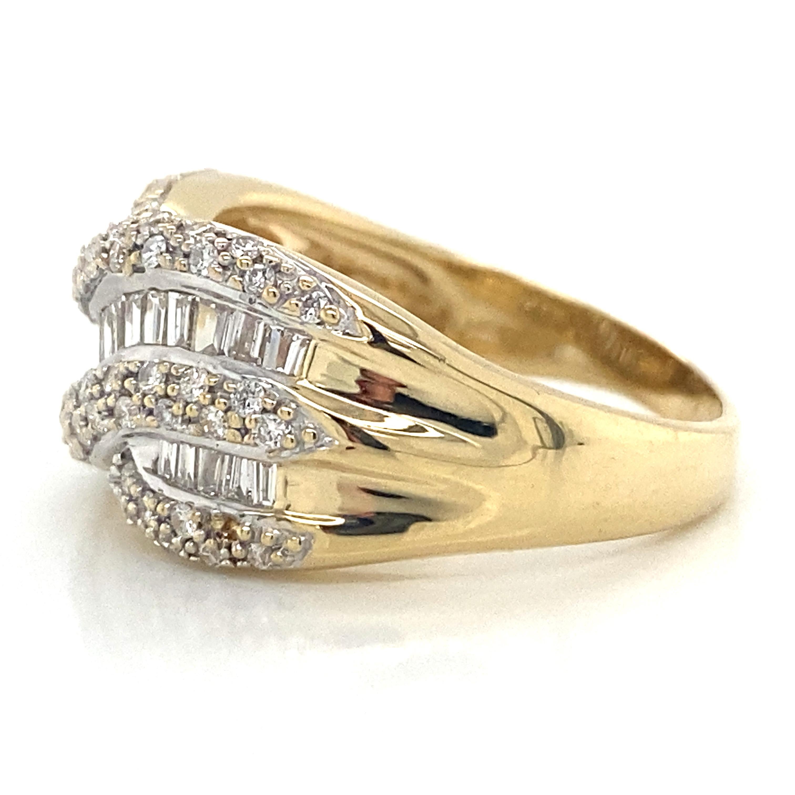 Runder und Baguette-Diamant-Twist-Ring aus 14K zweifarbigem Gold im Zustand „Gut“ im Angebot in Boca Raton, FL