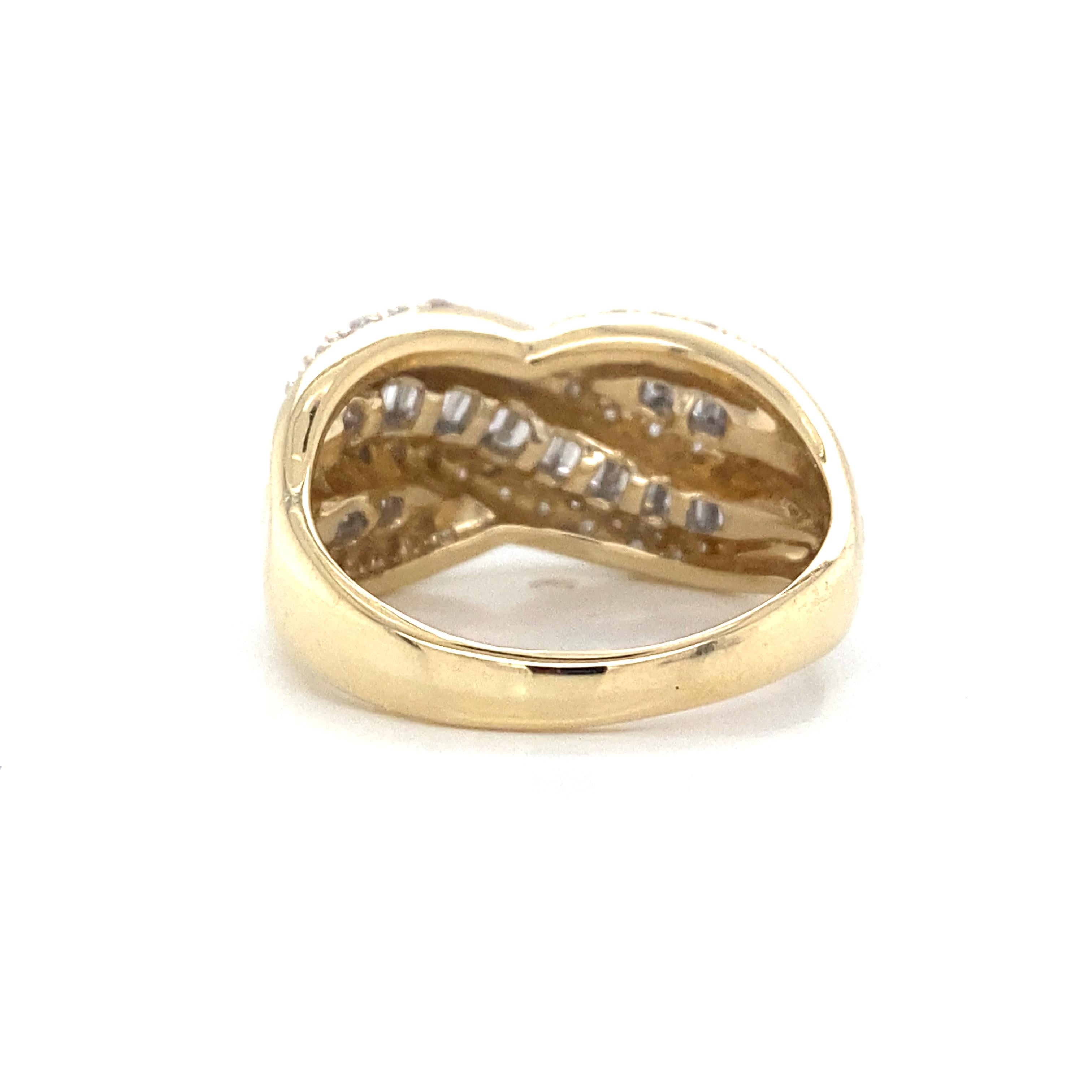 Runder und Baguette-Diamant-Twist-Ring aus 14K zweifarbigem Gold Damen im Angebot