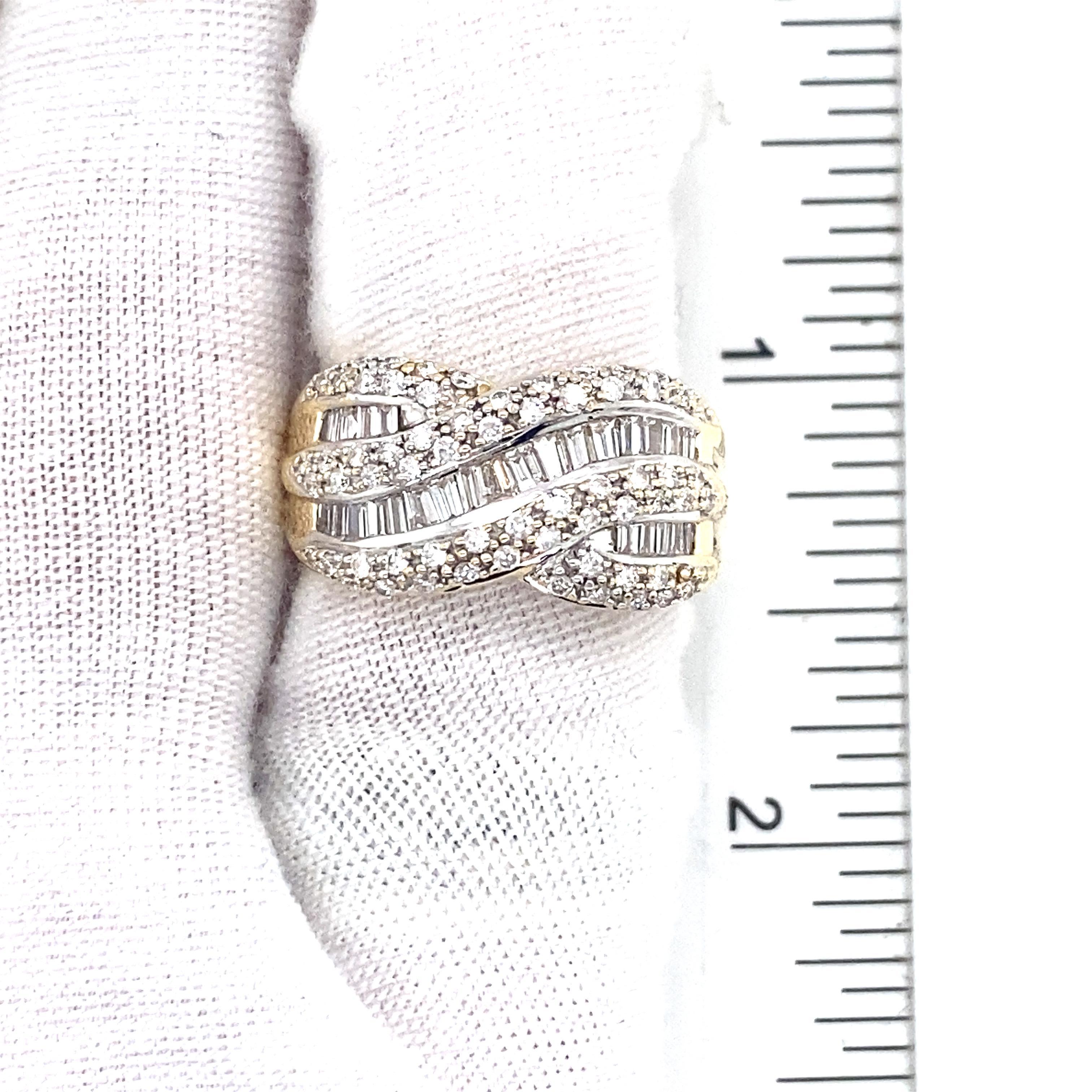 Runder und Baguette-Diamant-Twist-Ring aus 14K zweifarbigem Gold im Angebot 1