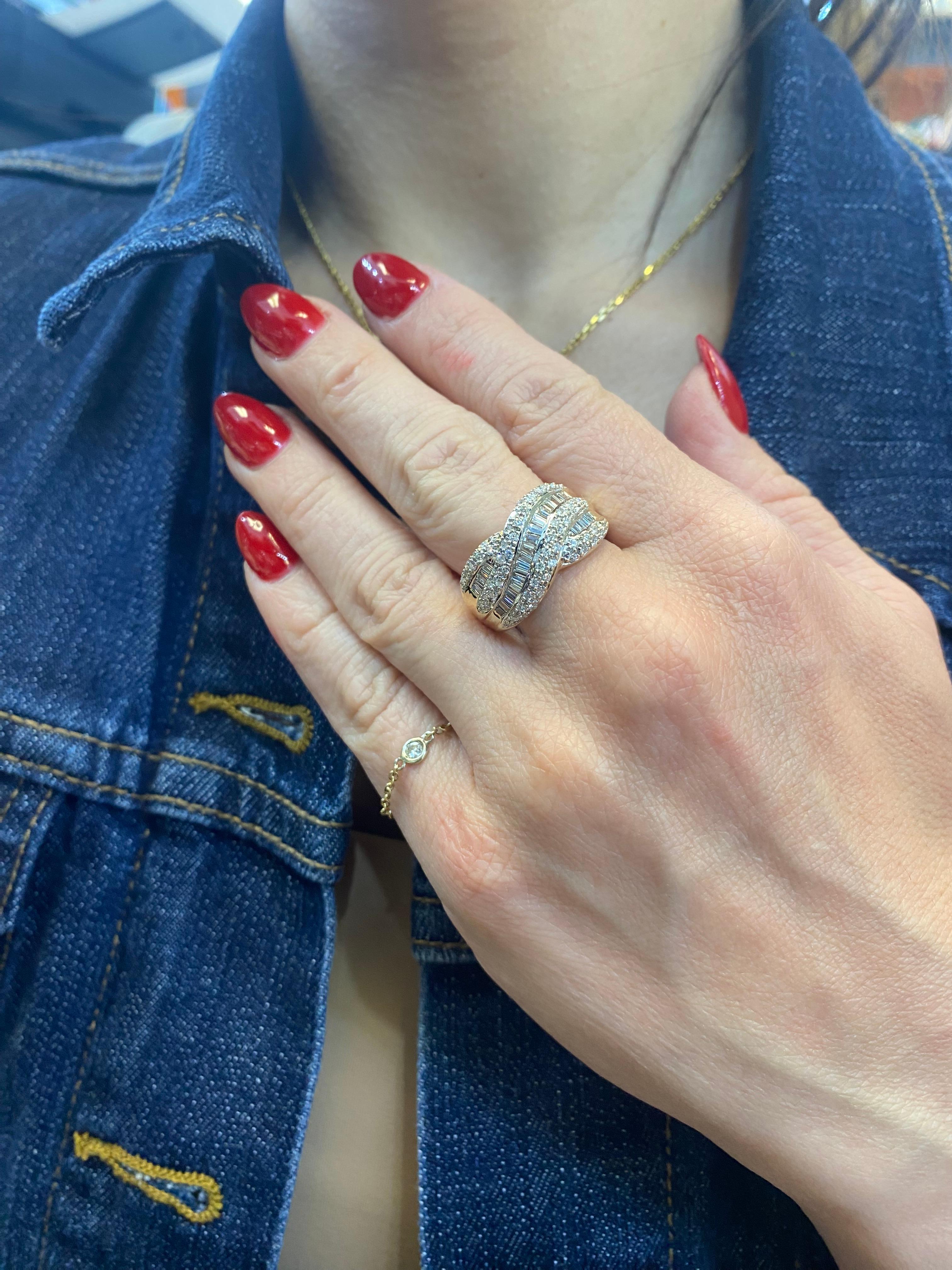 Runder und Baguette-Diamant-Twist-Ring aus 14K zweifarbigem Gold im Angebot 2