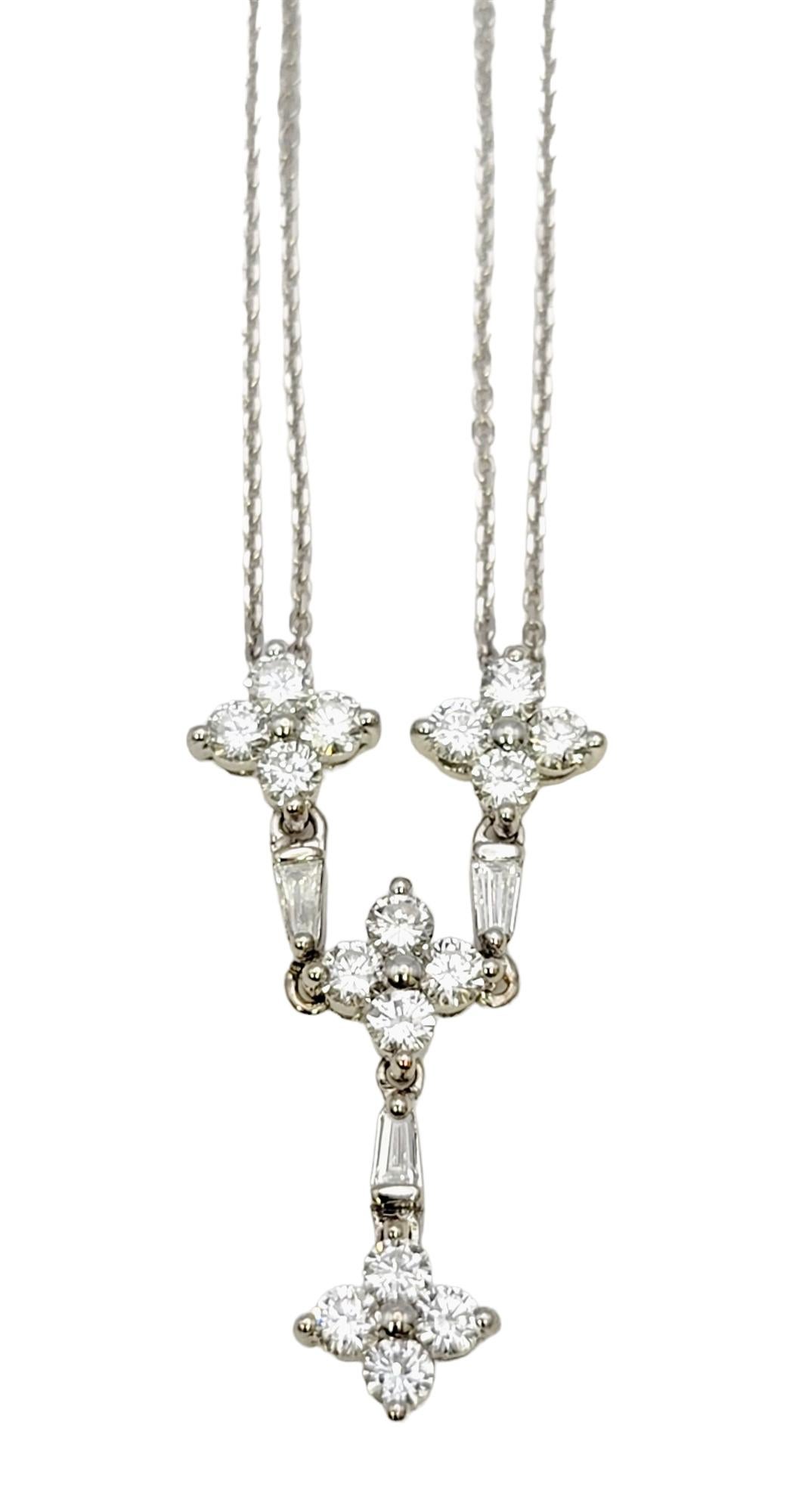 Contemporain Collier goutte à double chaîne en or blanc avec diamants ronds et baguettes en forme de 