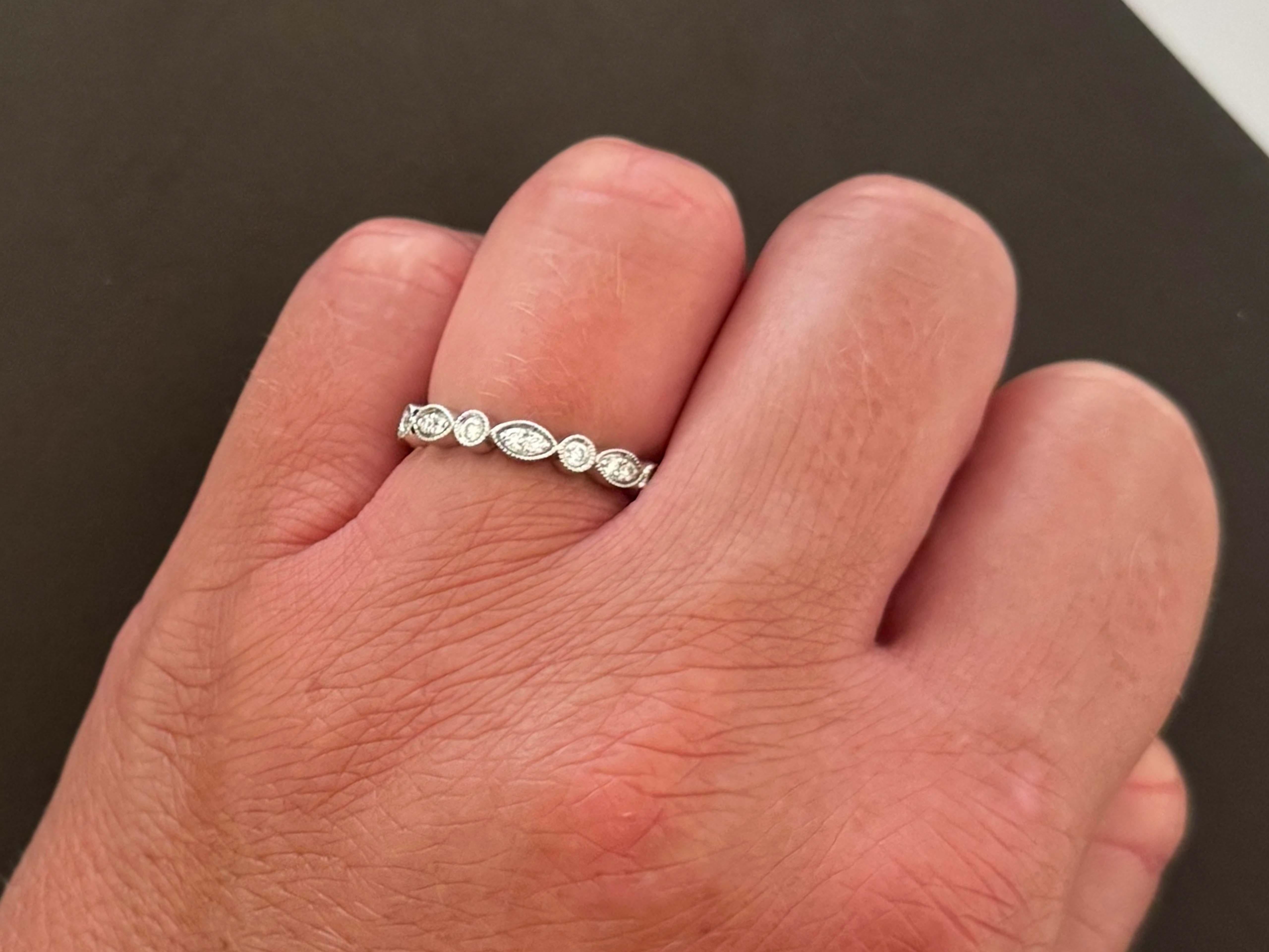 Spécifications de l'article :

Métal : Or blanc 14k

Nombre de diamants : 13 taille brillant

Poids total en carats du diamant : ~0,16 carats 

Couleur du diamant : G-H

Clarté du diamant : VS

Taille de lla bague : 6

Hauteur de l'anneau : 3,1 mm