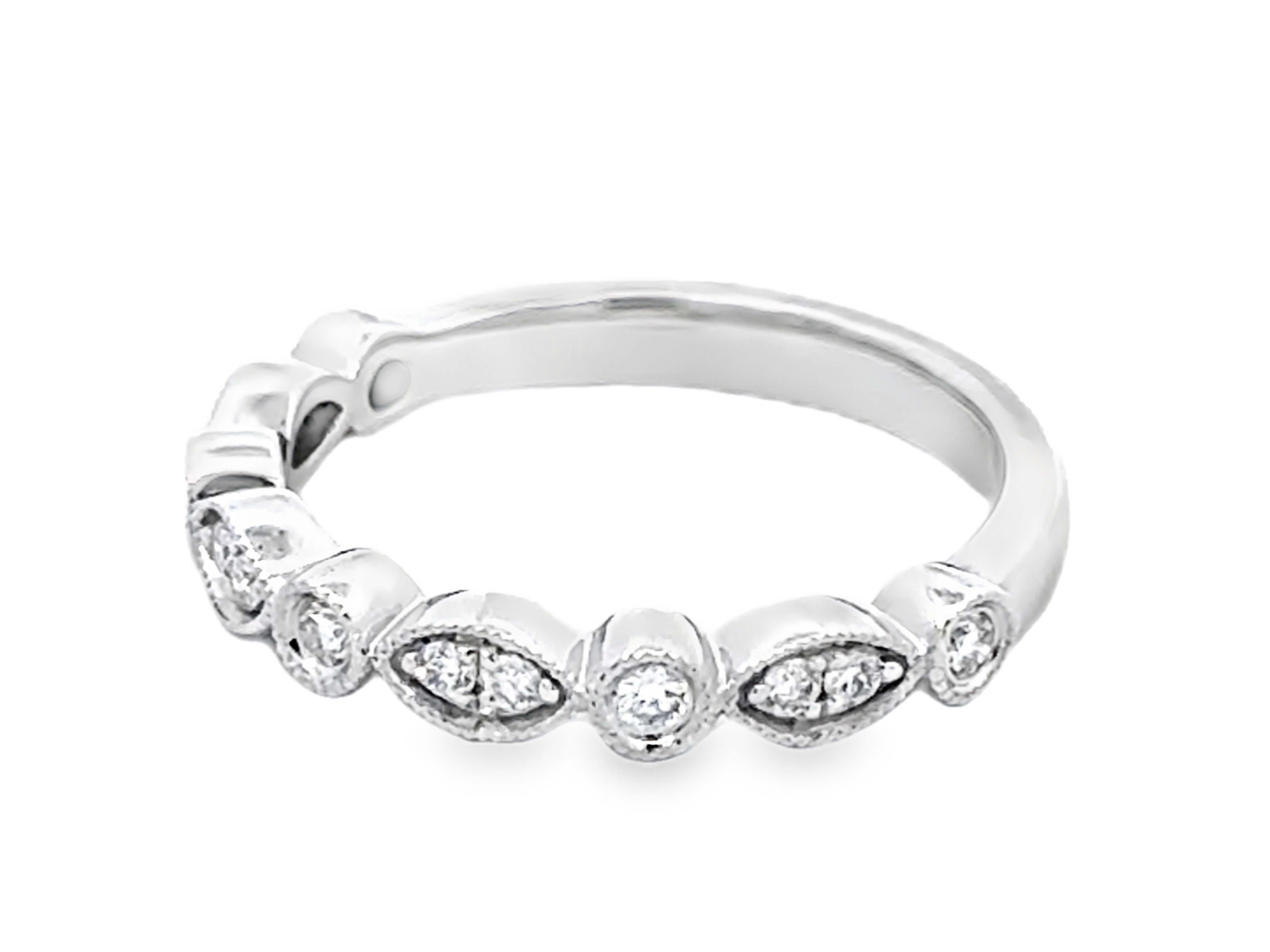 Anneau de mariage en or blanc 14K avec chaton à milgrain pour diamants ronds et en forme de diamants Excellent état - En vente à Honolulu, HI