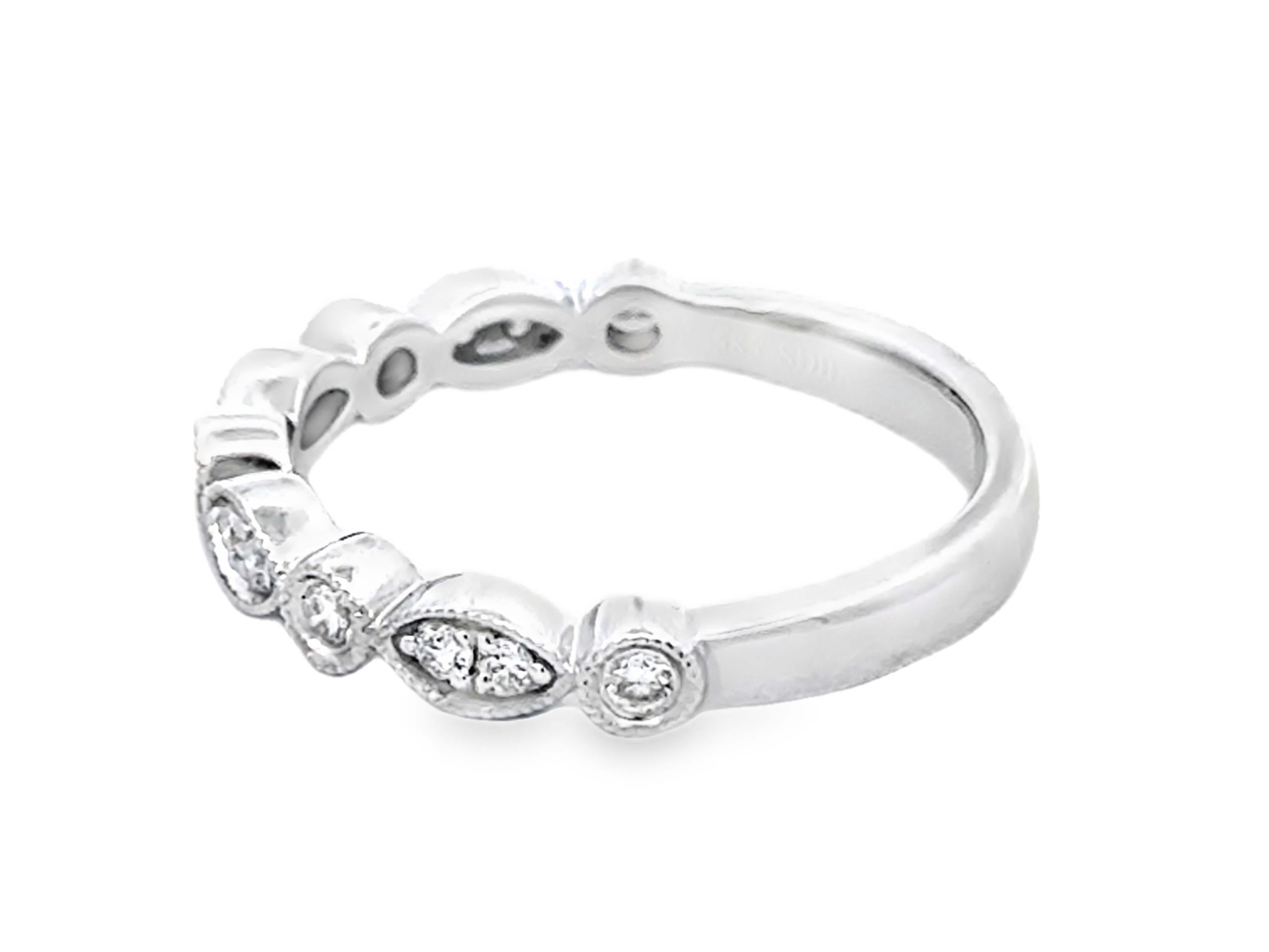 Anneau de mariage en or blanc 14K avec chaton à milgrain pour diamants ronds et en forme de diamants en vente 1
