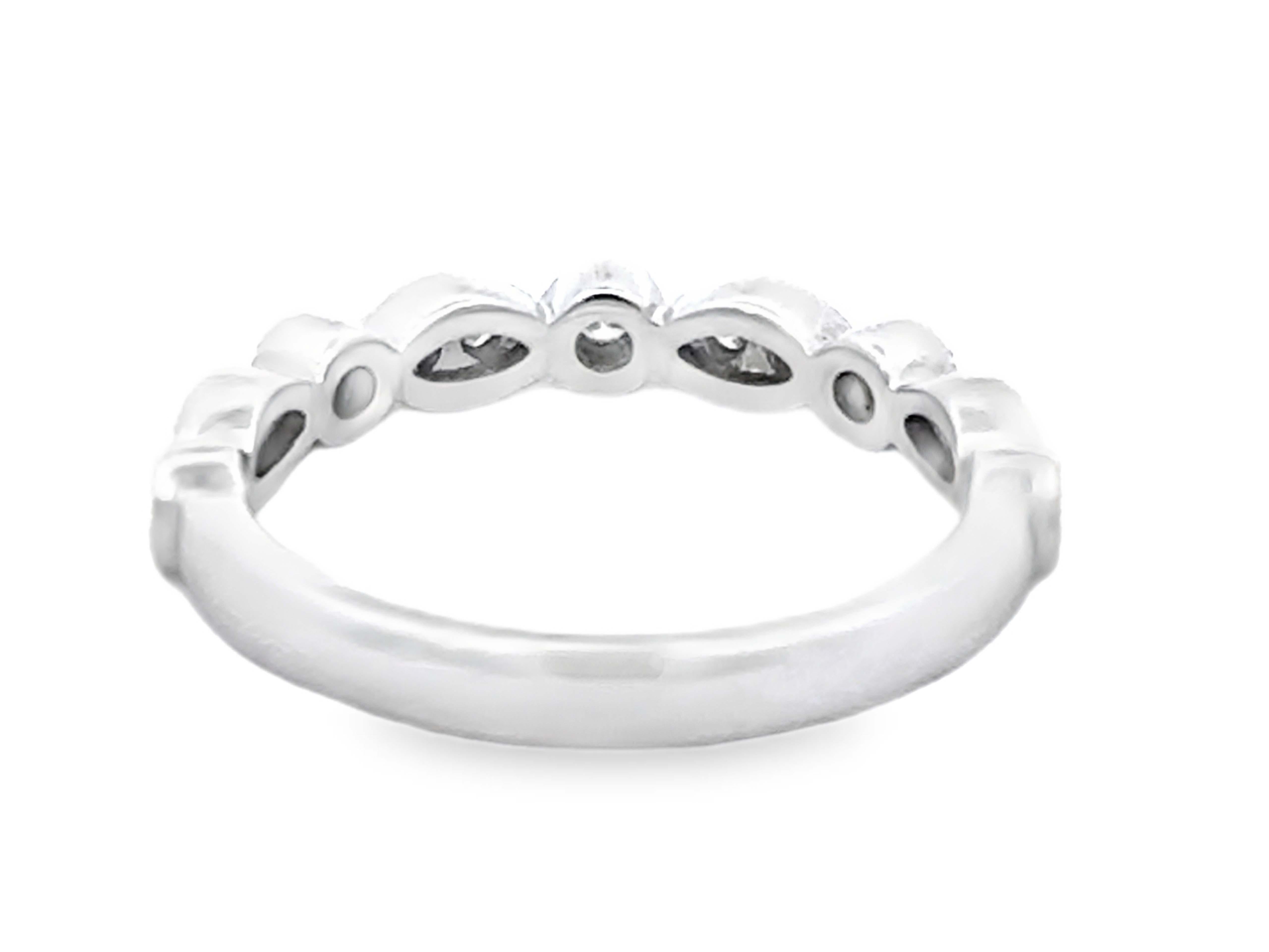 Anneau de mariage en or blanc 14K avec chaton à milgrain pour diamants ronds et en forme de diamants en vente 2