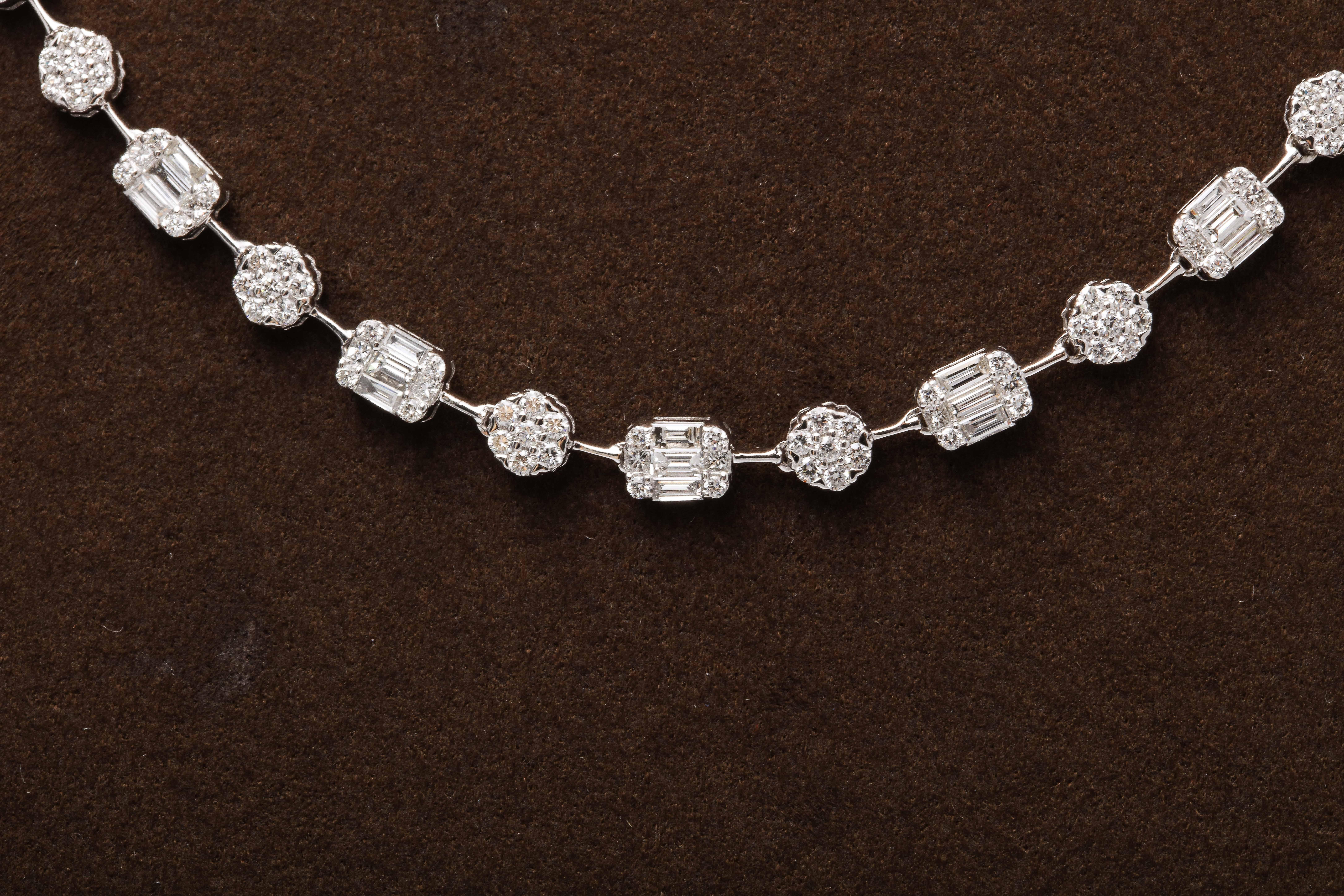 Halskette mit runden und Diamanten im Smaragdschliff in Illusion (Rundschliff) im Angebot