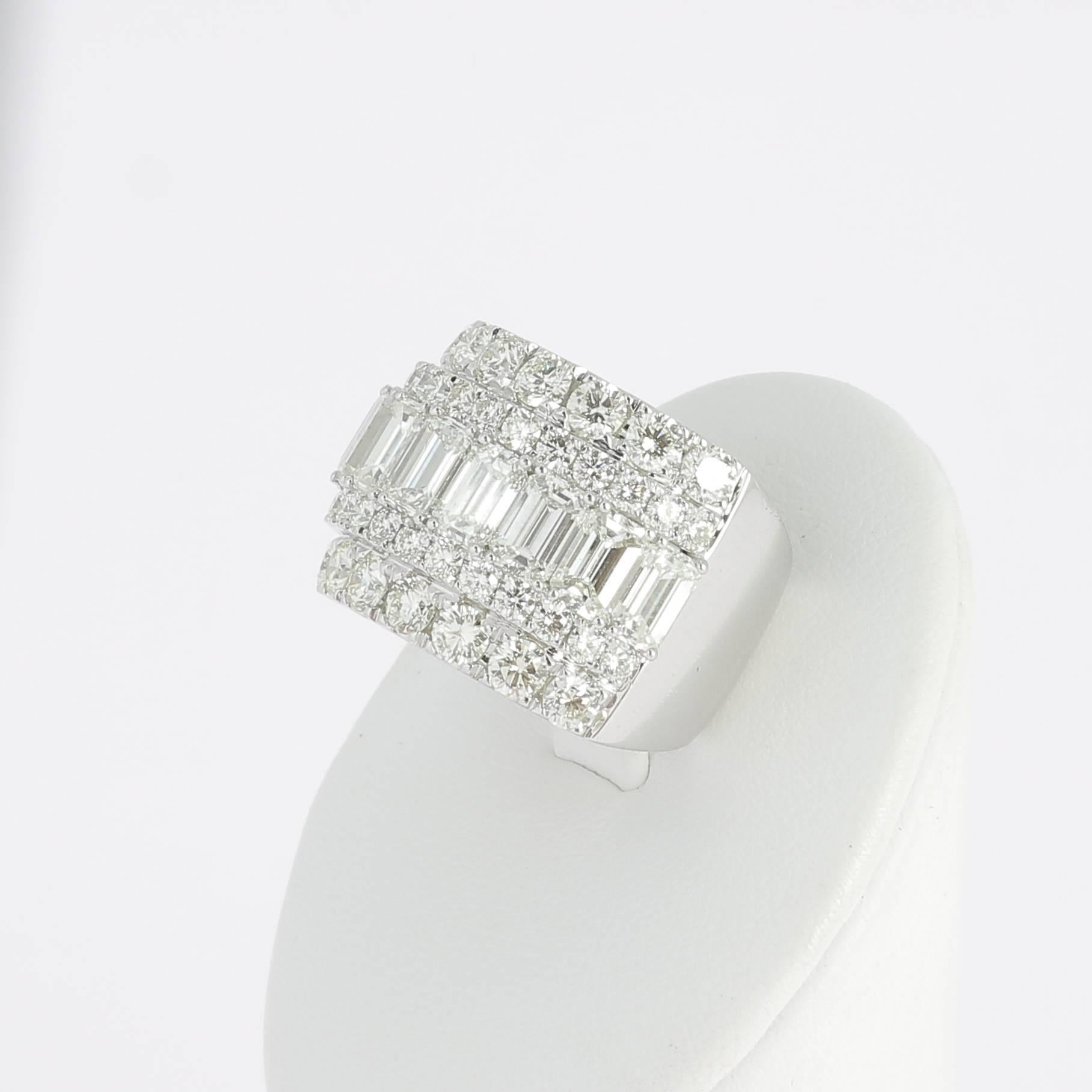 6.30 Carat Round and Emerald Cut Diamond Ring 18K White Gold Cluster/Band Rings In New Condition For Sale In Istanbul, TR