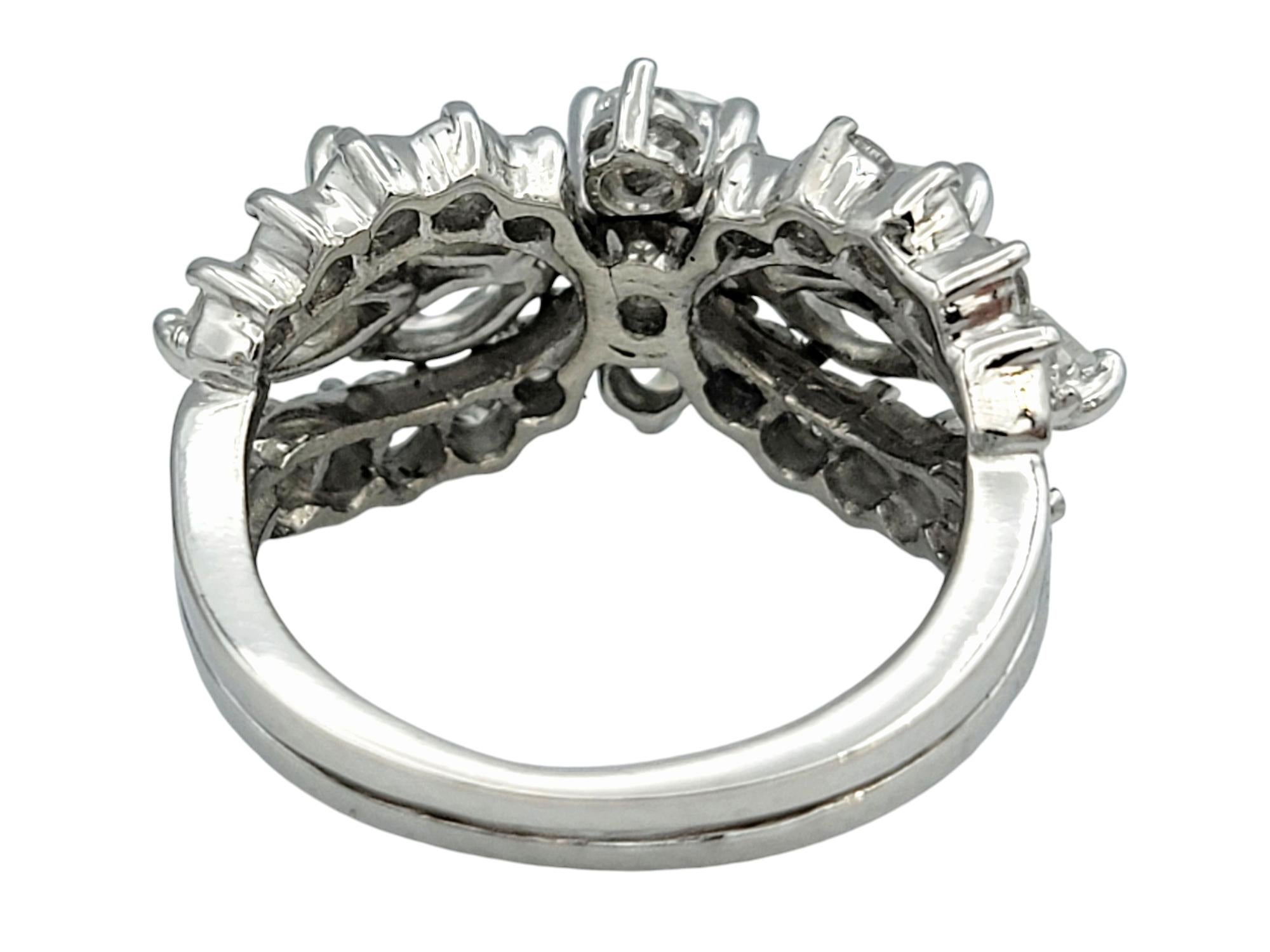 Taglio rotondo Anello a fascia con diamanti rotondi e taglio marquis in platino lucido, F / VS1 in vendita