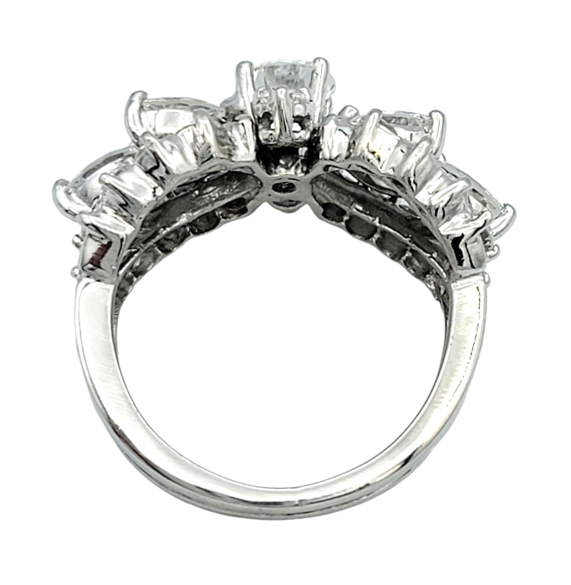 Anello a fascia con diamanti rotondi e taglio marquis in platino lucido, F / VS1 In condizioni buone in vendita a Scottsdale, AZ