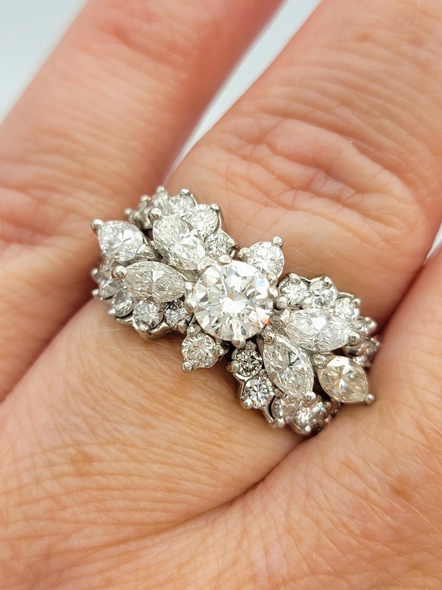 Anello a fascia con diamanti rotondi e taglio marquis in platino lucido, F / VS1 in vendita 1