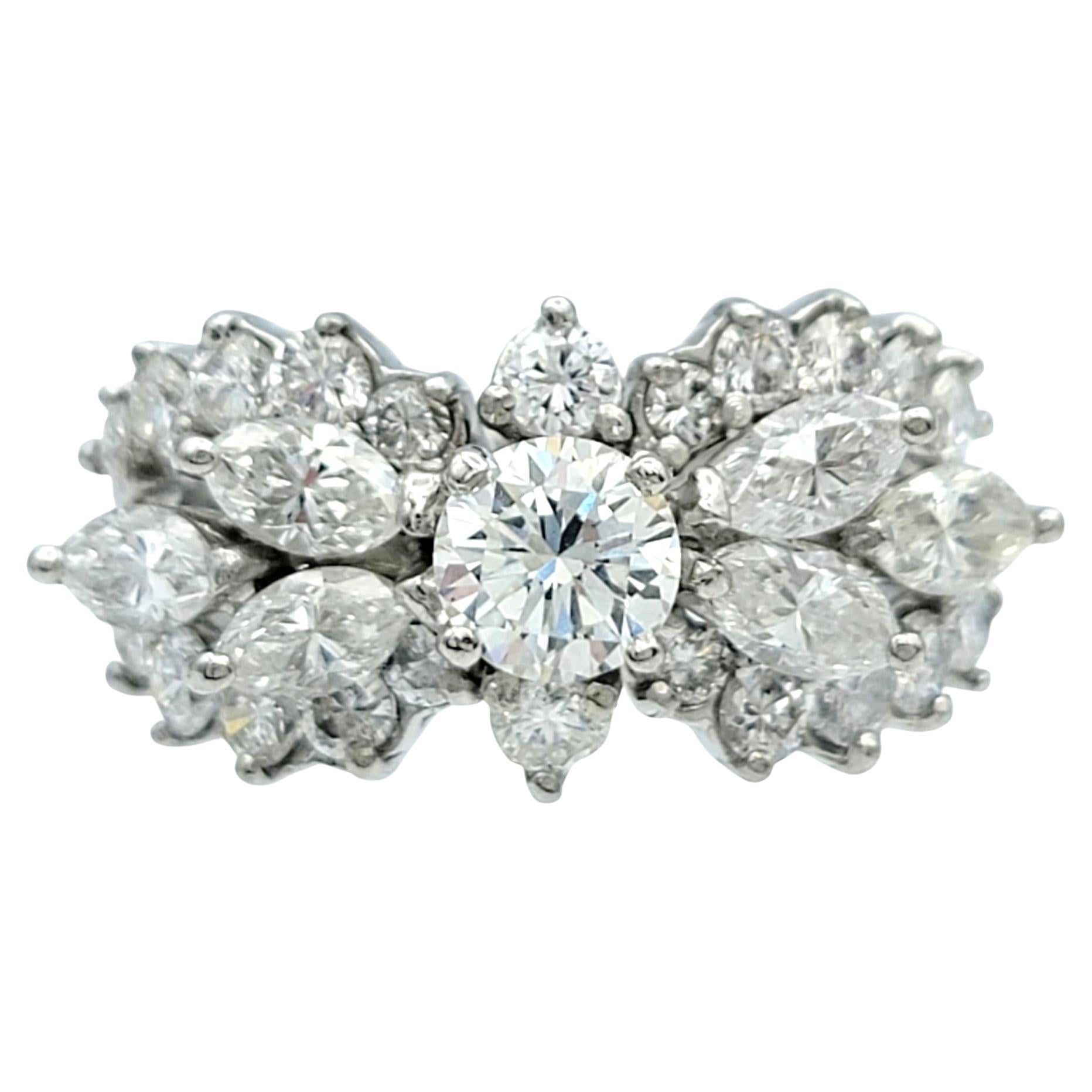 Anello a fascia con diamanti rotondi e taglio marquis in platino lucido, F / VS1 in vendita