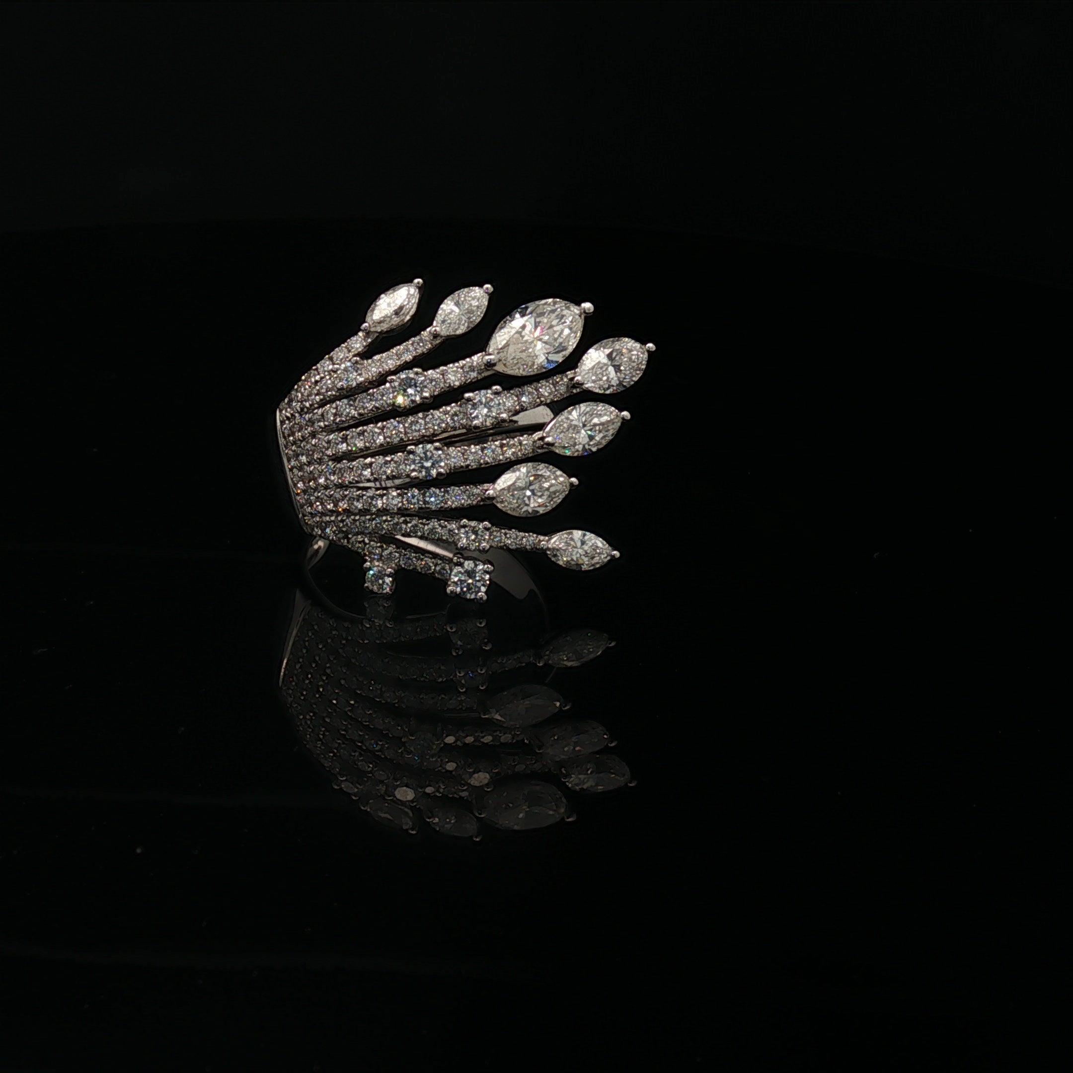 Anello con diamanti rotondi e taglio marquise in oro bianco 18 carati, UAE in vendita