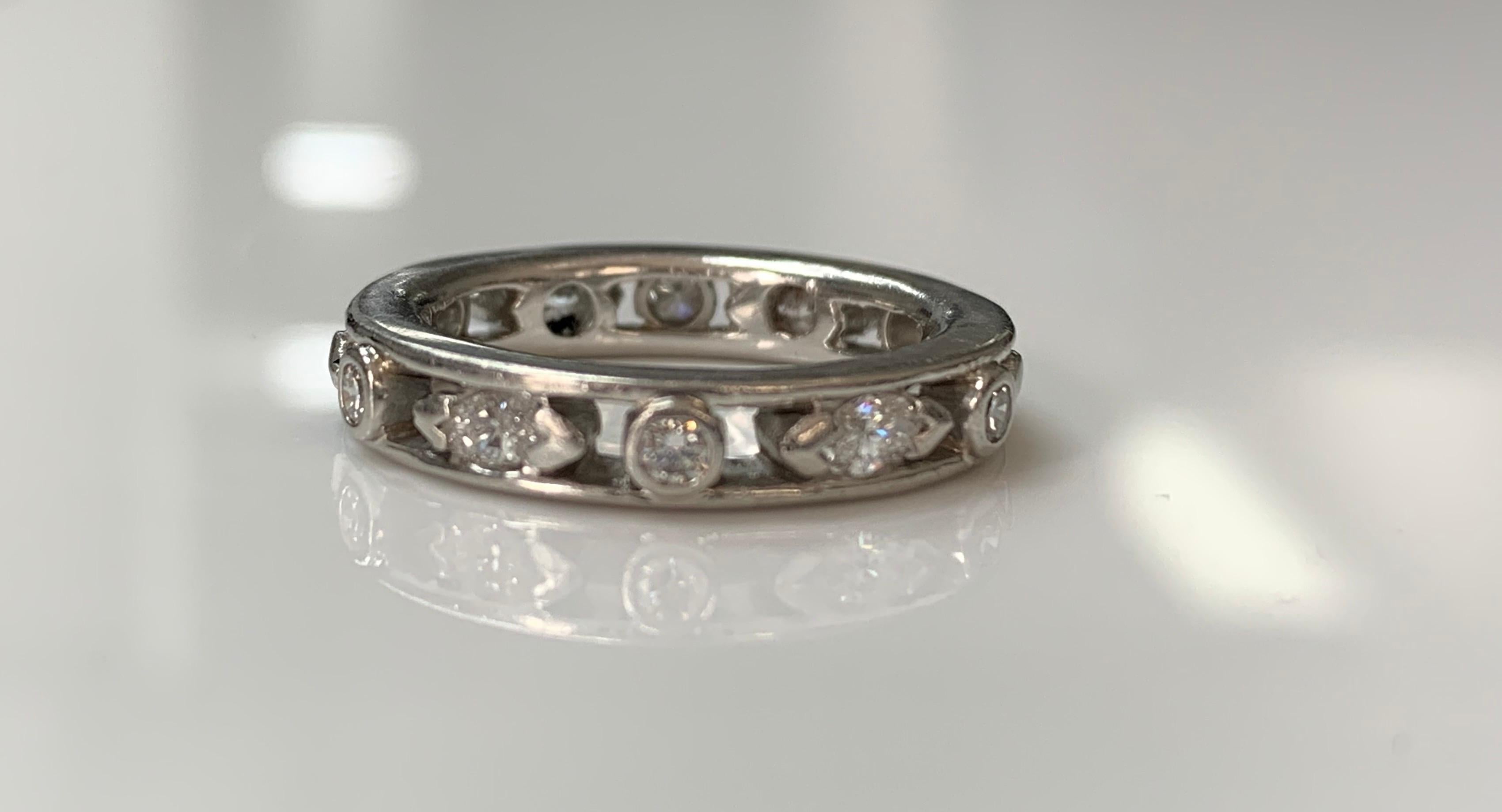Taille ronde Anneau d'éternité en platine avec diamants ronds et marquises en vente