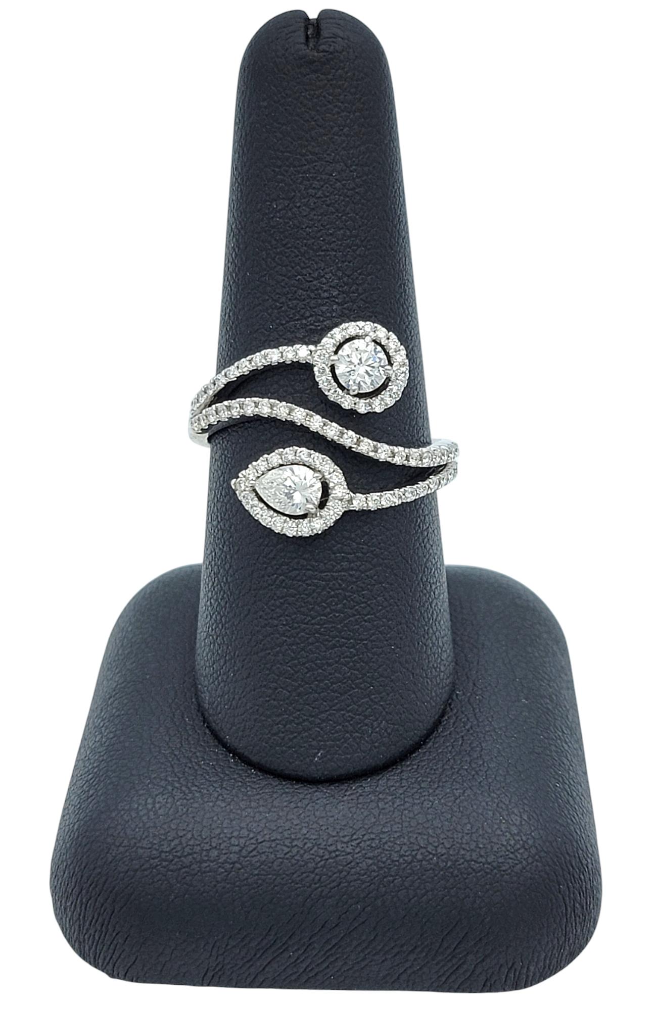 Anello da cocktail con pavé di diamanti rotondi e a pera in oro bianco 14 carati in vendita 4