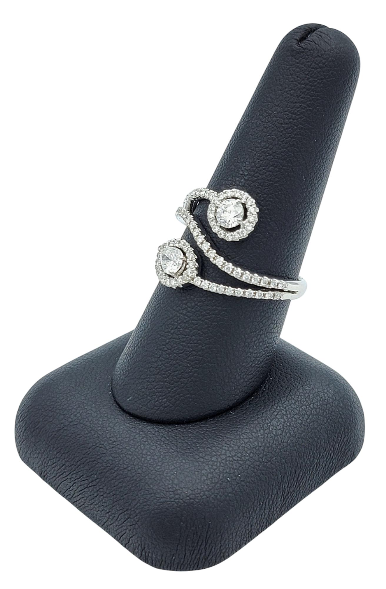 Anello da cocktail con pavé di diamanti rotondi e a pera in oro bianco 14 carati in vendita 5