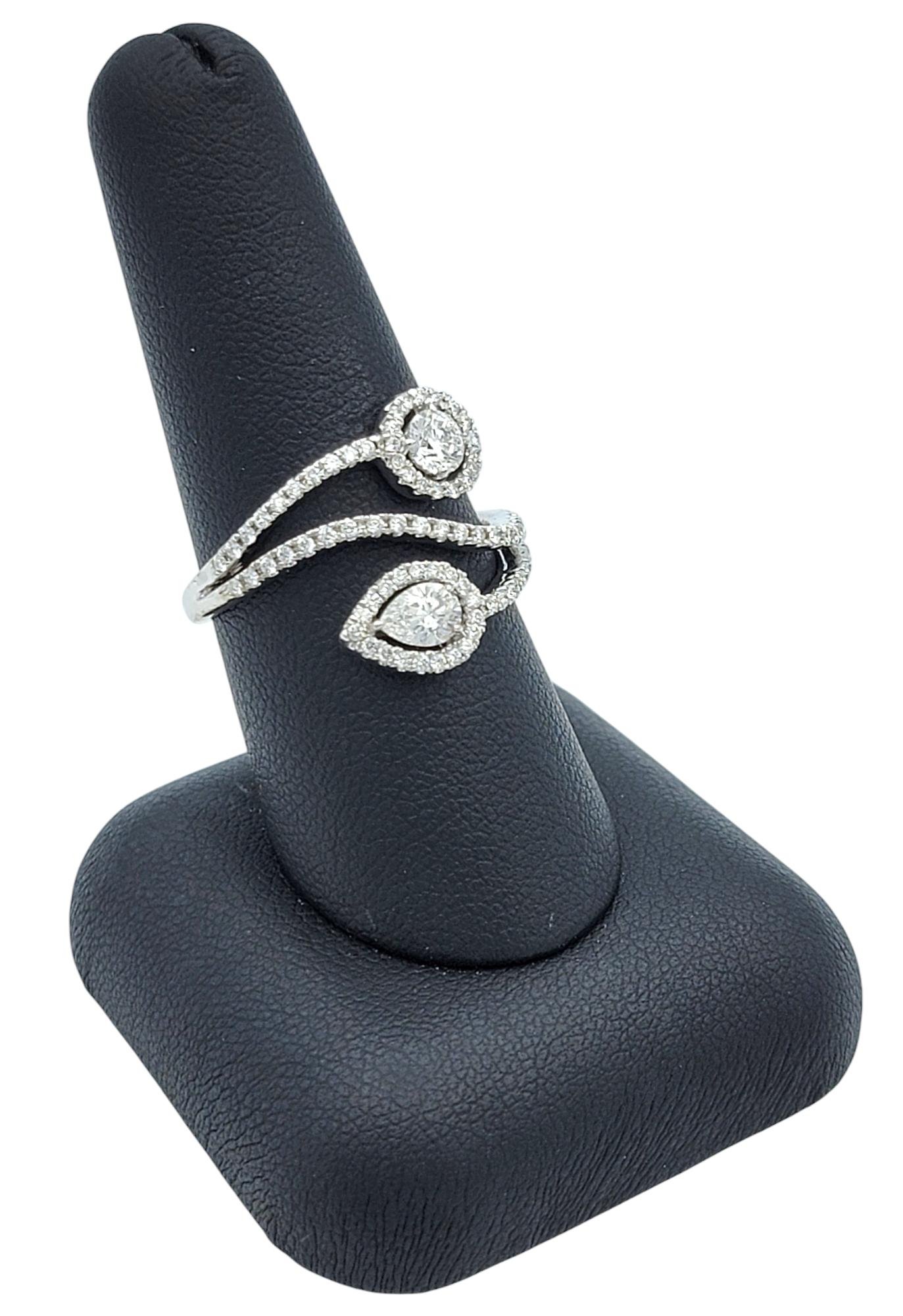 Anello da cocktail con pavé di diamanti rotondi e a pera in oro bianco 14 carati in vendita 6