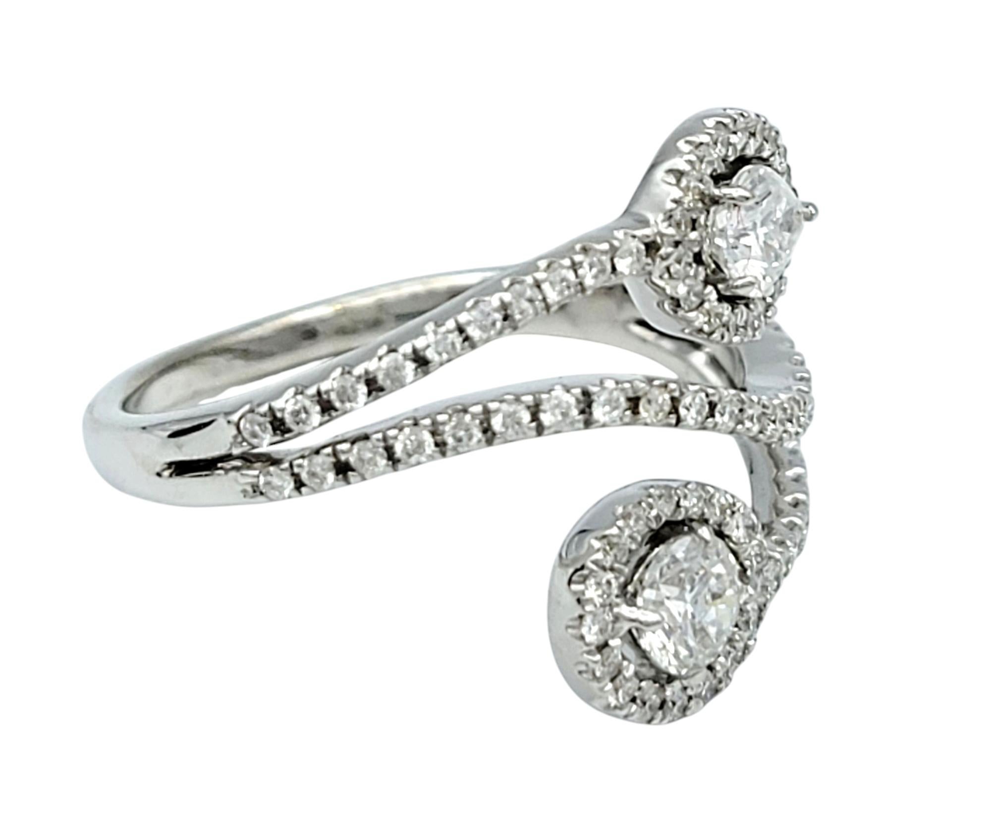 Anello da cocktail con pavé di diamanti rotondi e a pera in oro bianco 14 carati In condizioni buone in vendita a Scottsdale, AZ
