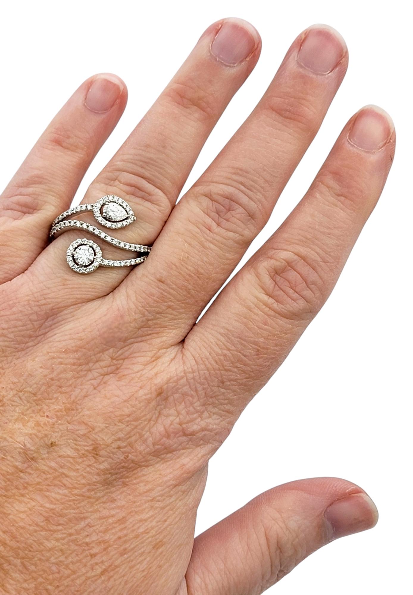 Anello da cocktail con pavé di diamanti rotondi e a pera in oro bianco 14 carati in vendita 2