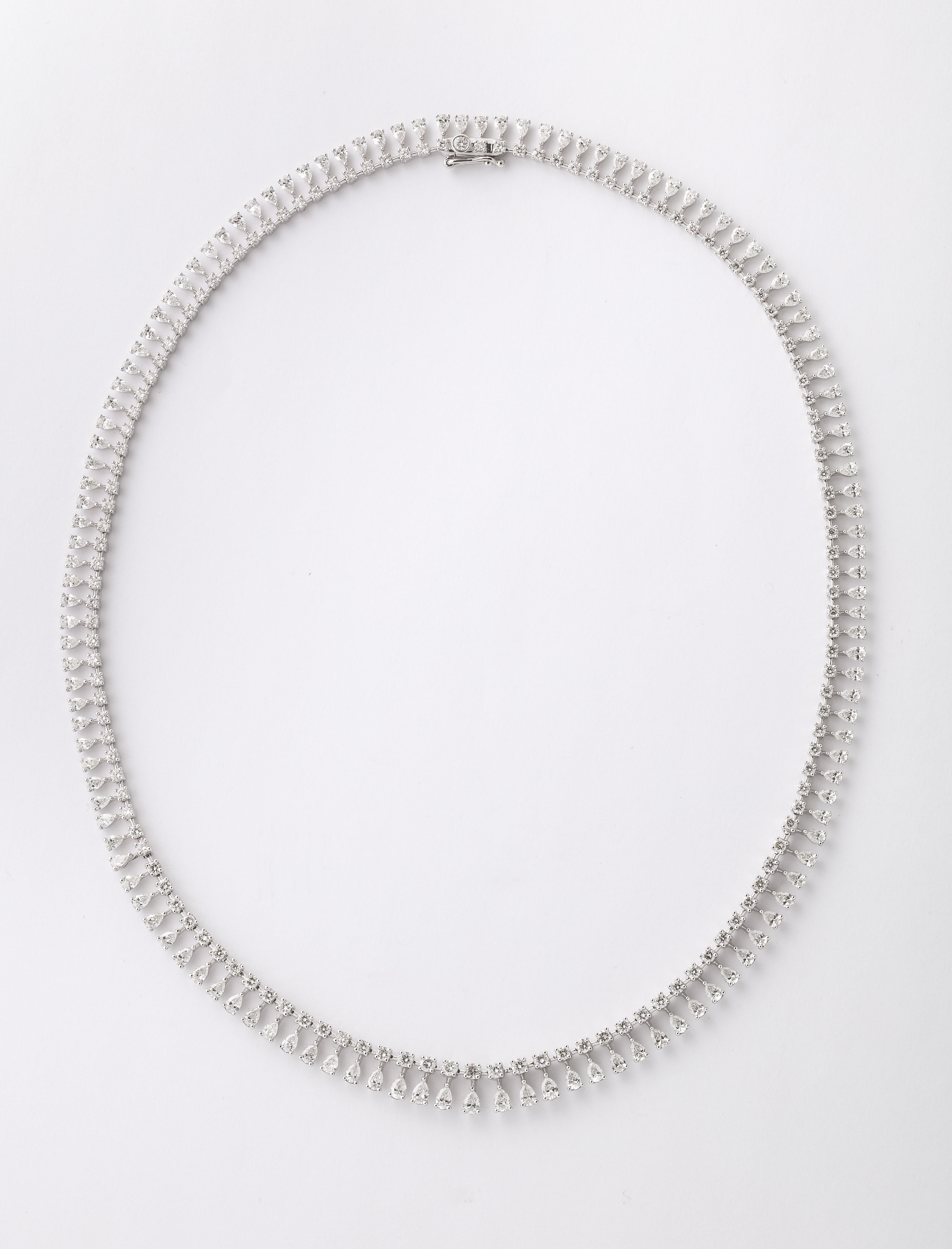 Collier de diamants ronds et en forme de poire Neuf - En vente à New York, NY