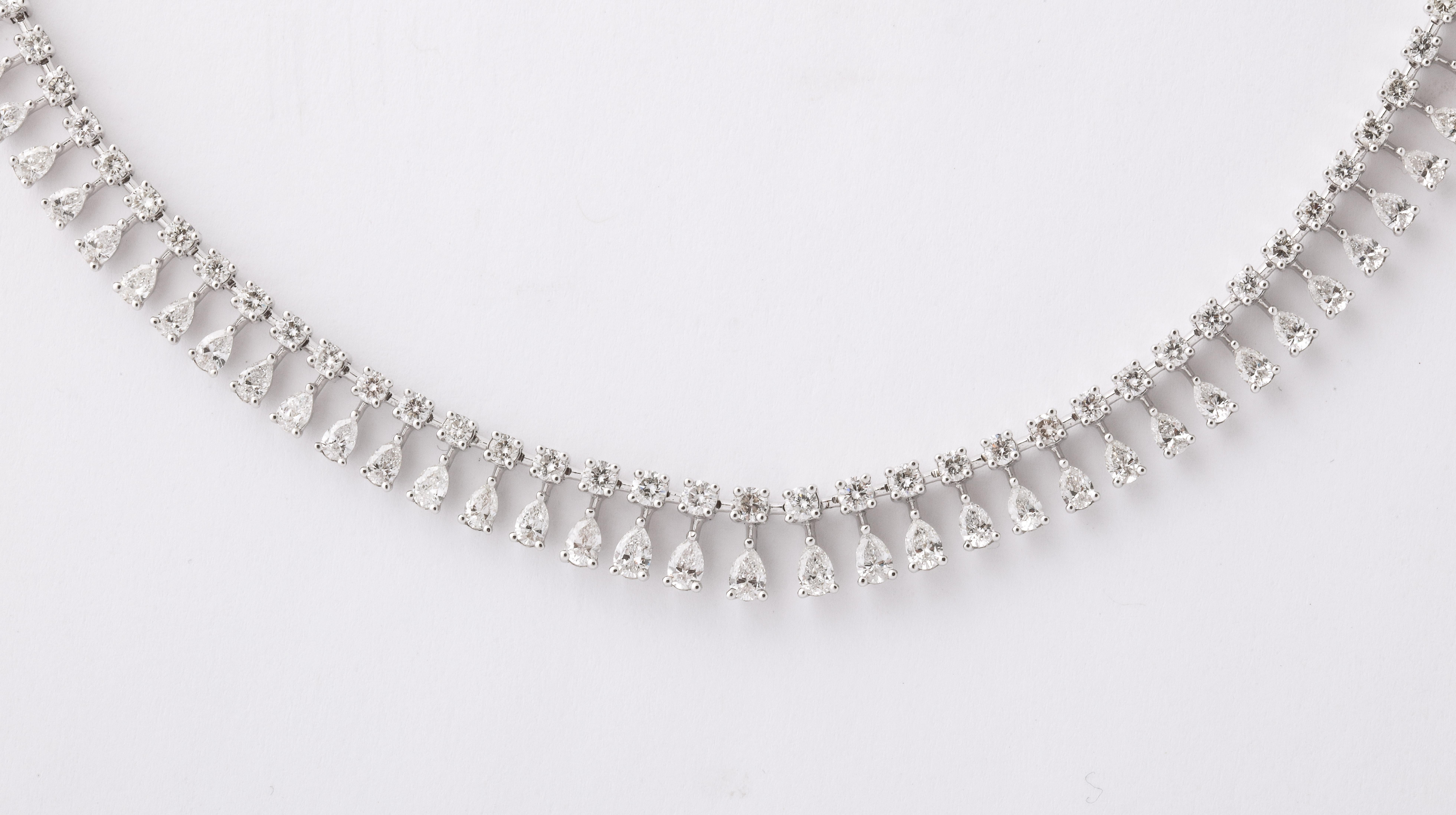 Round and Pear Shape Diamond Choker In New Condition For Sale In New York, NY