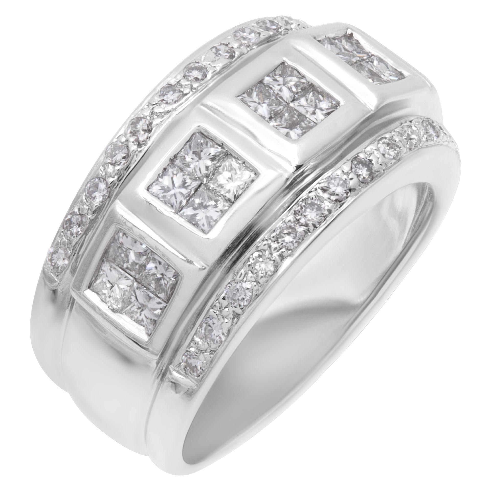 Elegante anello con smeraldo in 18 carati con smeraldo centrale e oltre 1,50 carati di diamanti a taglio ovale. Taglia 5.  Questo anello di smeraldo è attualmente di taglia 5. Alcuni articoli possono essere aumentati o diminuiti, chiedi pure! Pesa