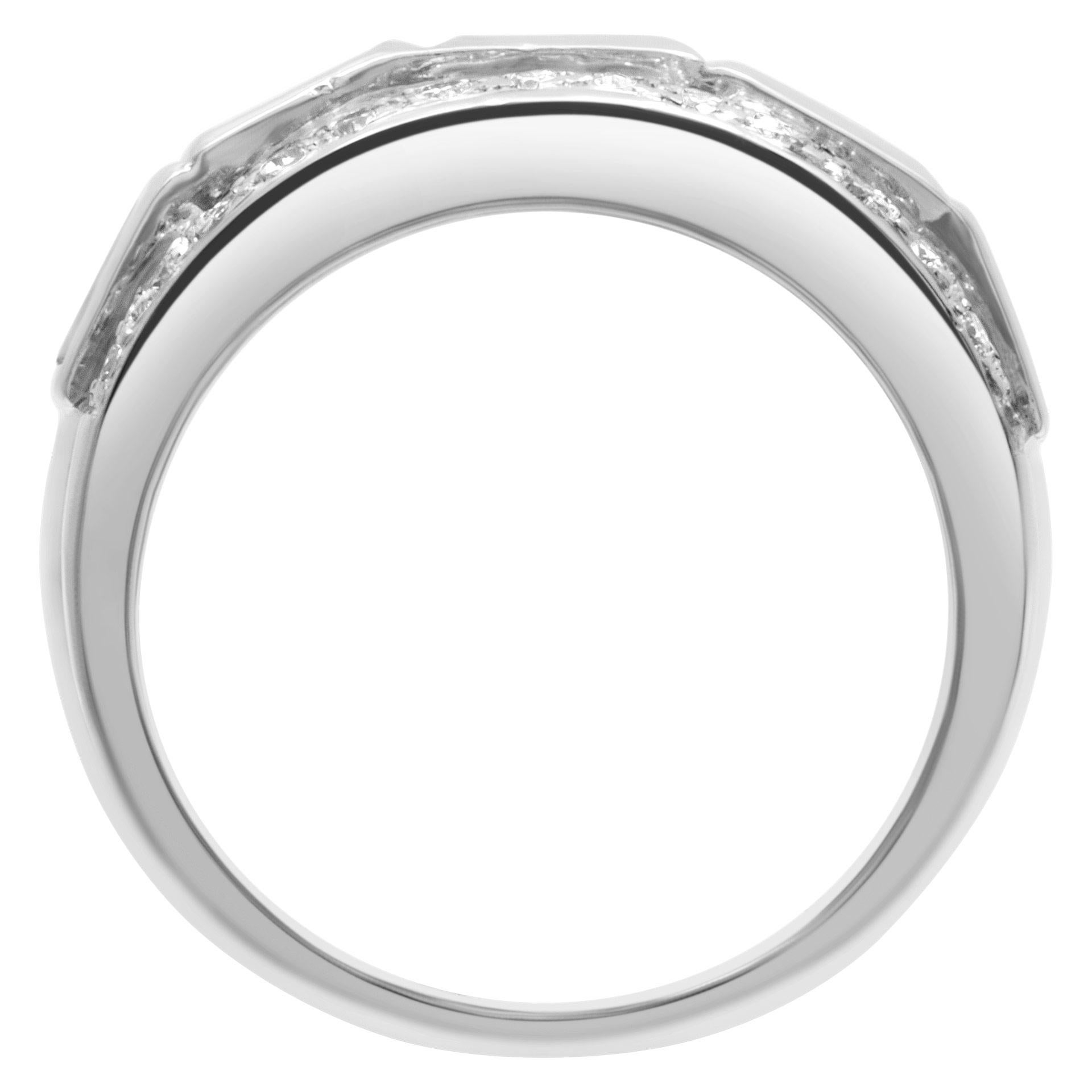 Round and Princess Cut Diamond Band in 18k White Gold In Excellent Condition For Sale In Surfside, FL